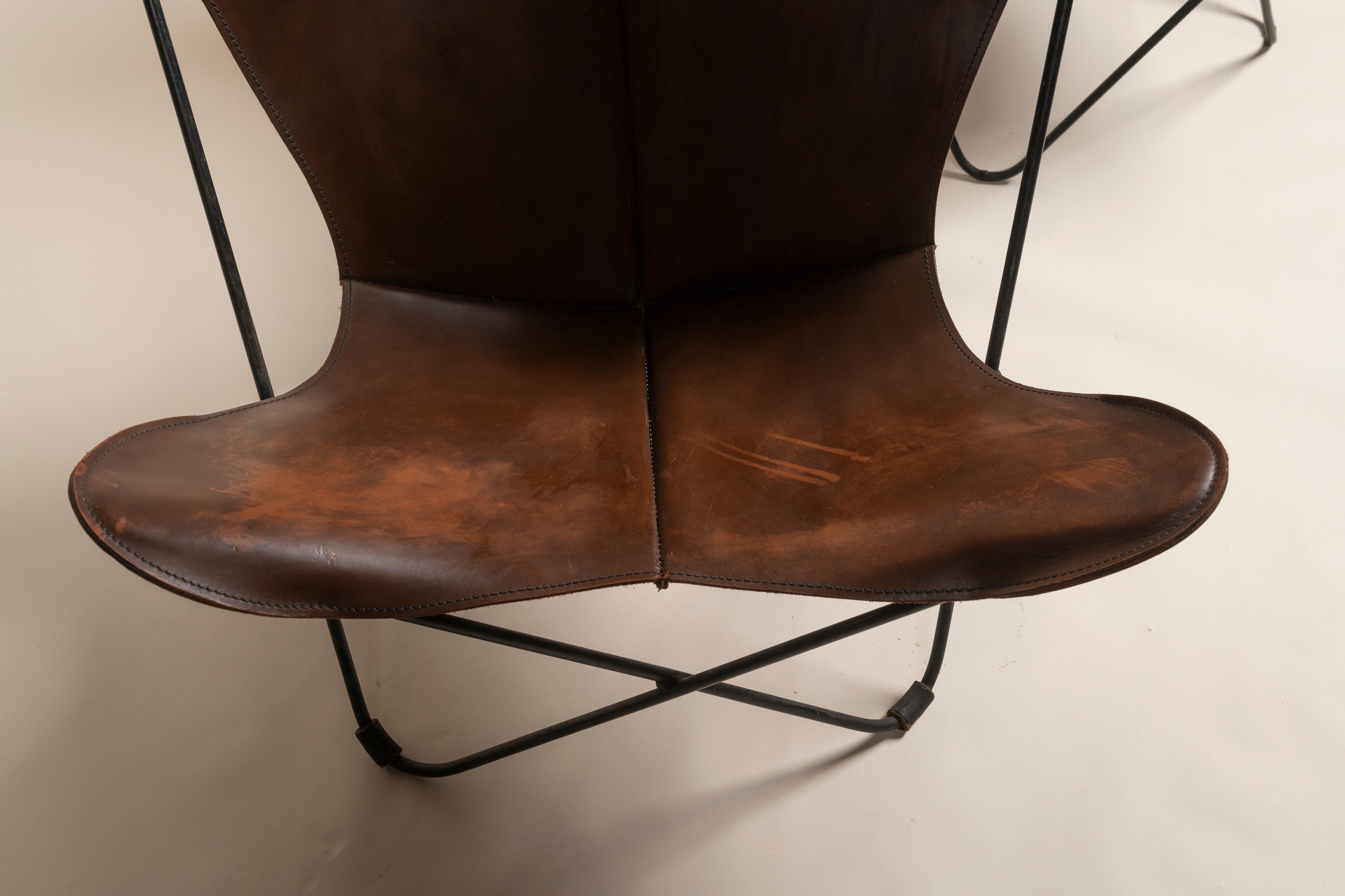 Deux chaises Knoll papillon en cuir cognac en vente 8
