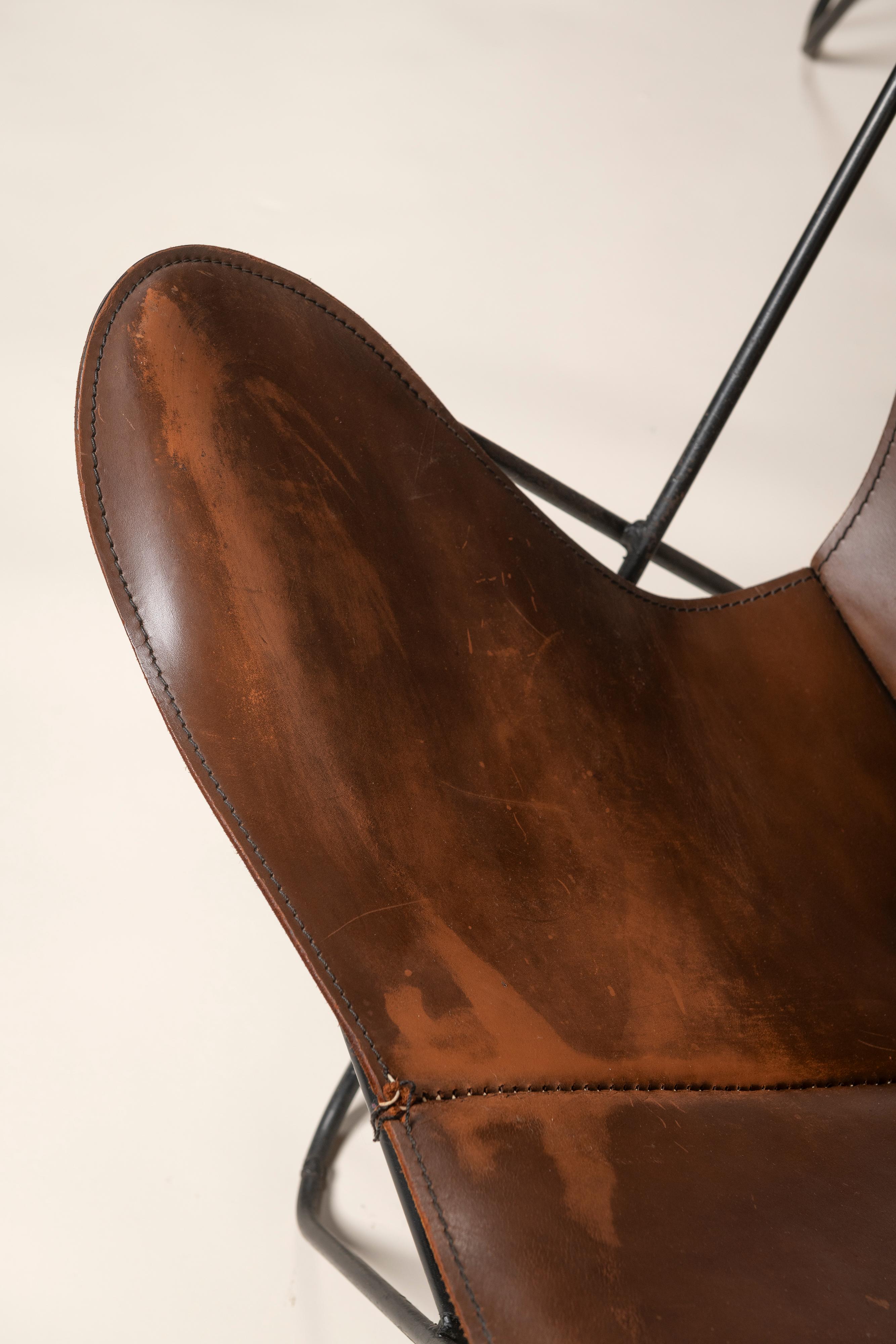 Américain Deux chaises Knoll papillon en cuir cognac en vente