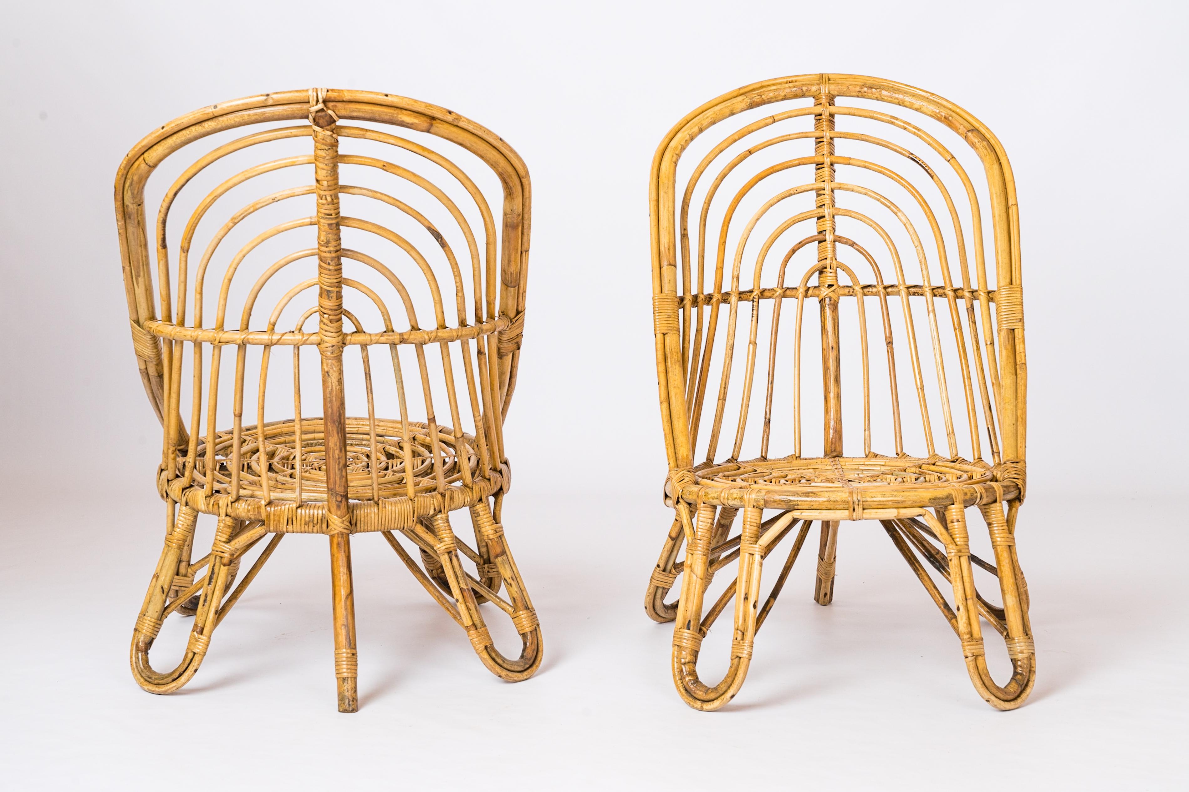 Milieu du XXe siècle Deux chaises longues en rotin de style L. Sognot w. Coussins 