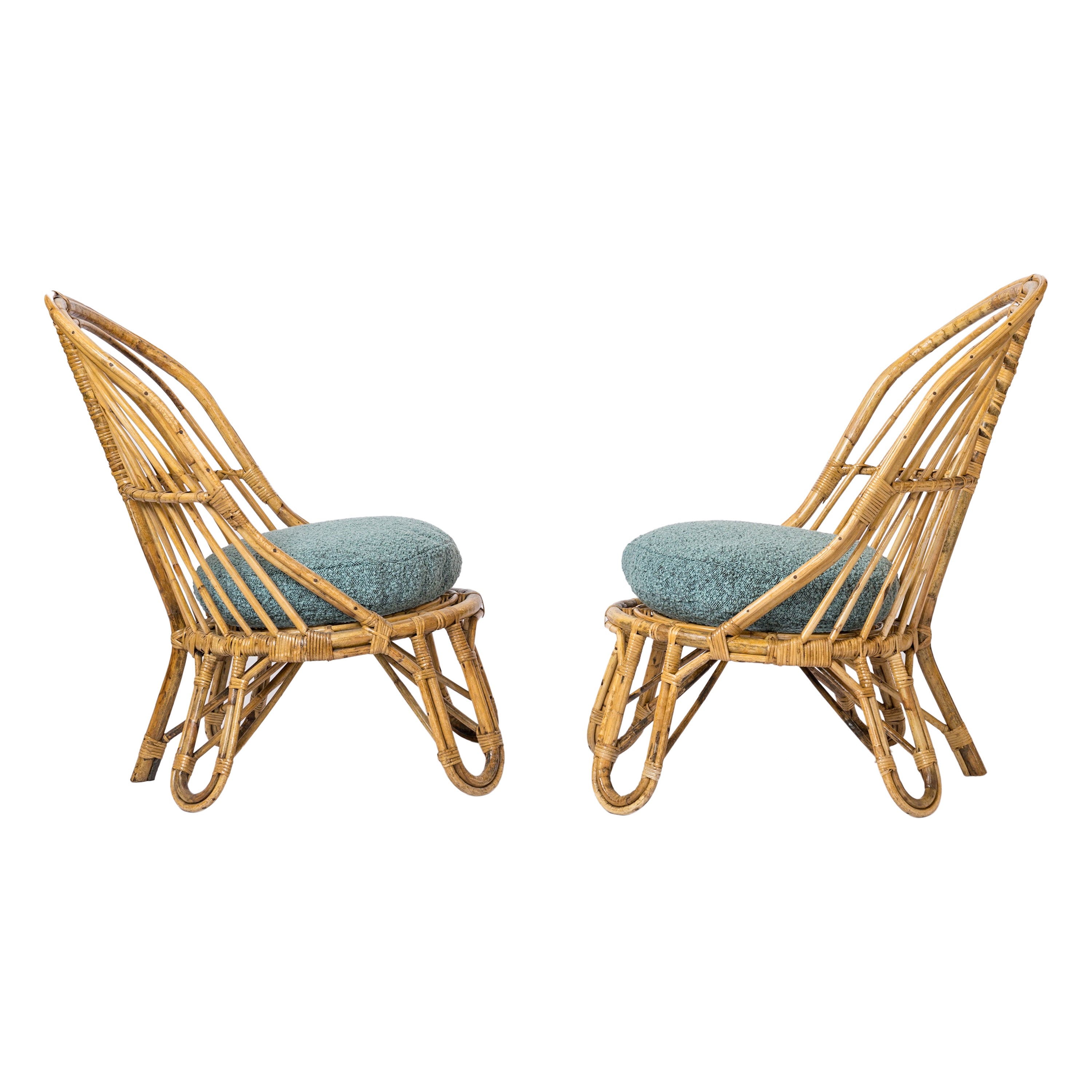 Due sedie da salotto in stile L. Sognot in rattan con. Cuscini blu "Chiné" - Francia, anni '50 in vendita