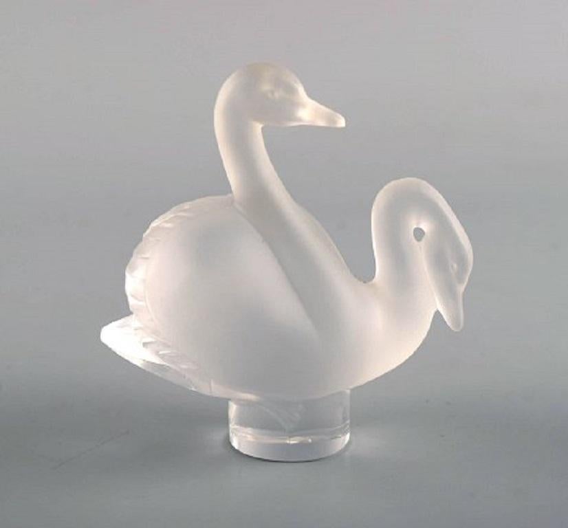 Two Lalique swan figures in clear frosted art glass, 1980s.
Largest measures: 8 x 7.5 cm.
In excellent condition.
Engraved signature.