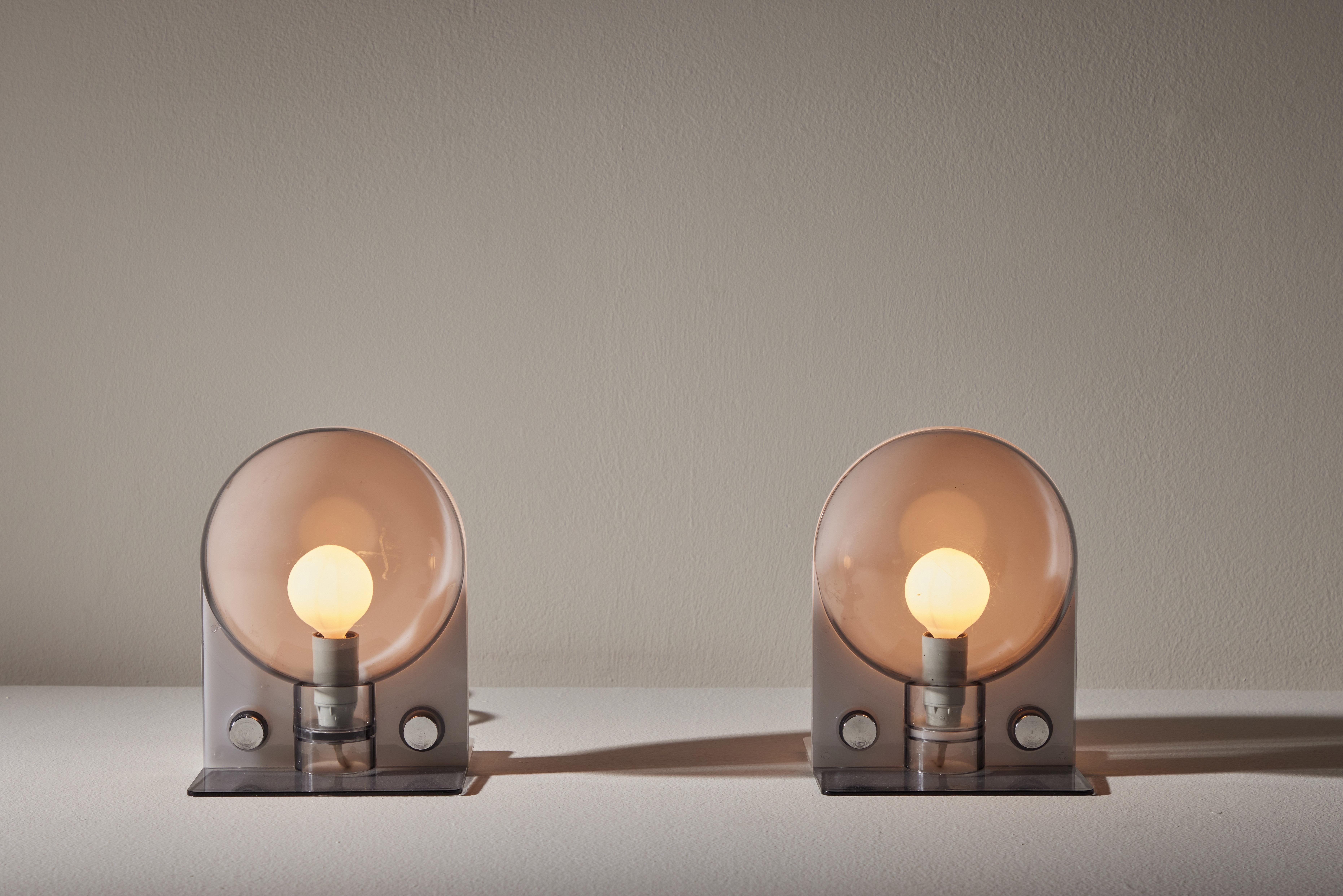 Deux lampes de table Lamb 346 AT par Harvey Guzzini. Conçus et fabriqués en Italie, circa les années 1970. Métal et plexiglas. Cordon européen d'origine. Adaptateur américain fourni. Le recâblage en cordon américain entraîne des frais et un délai