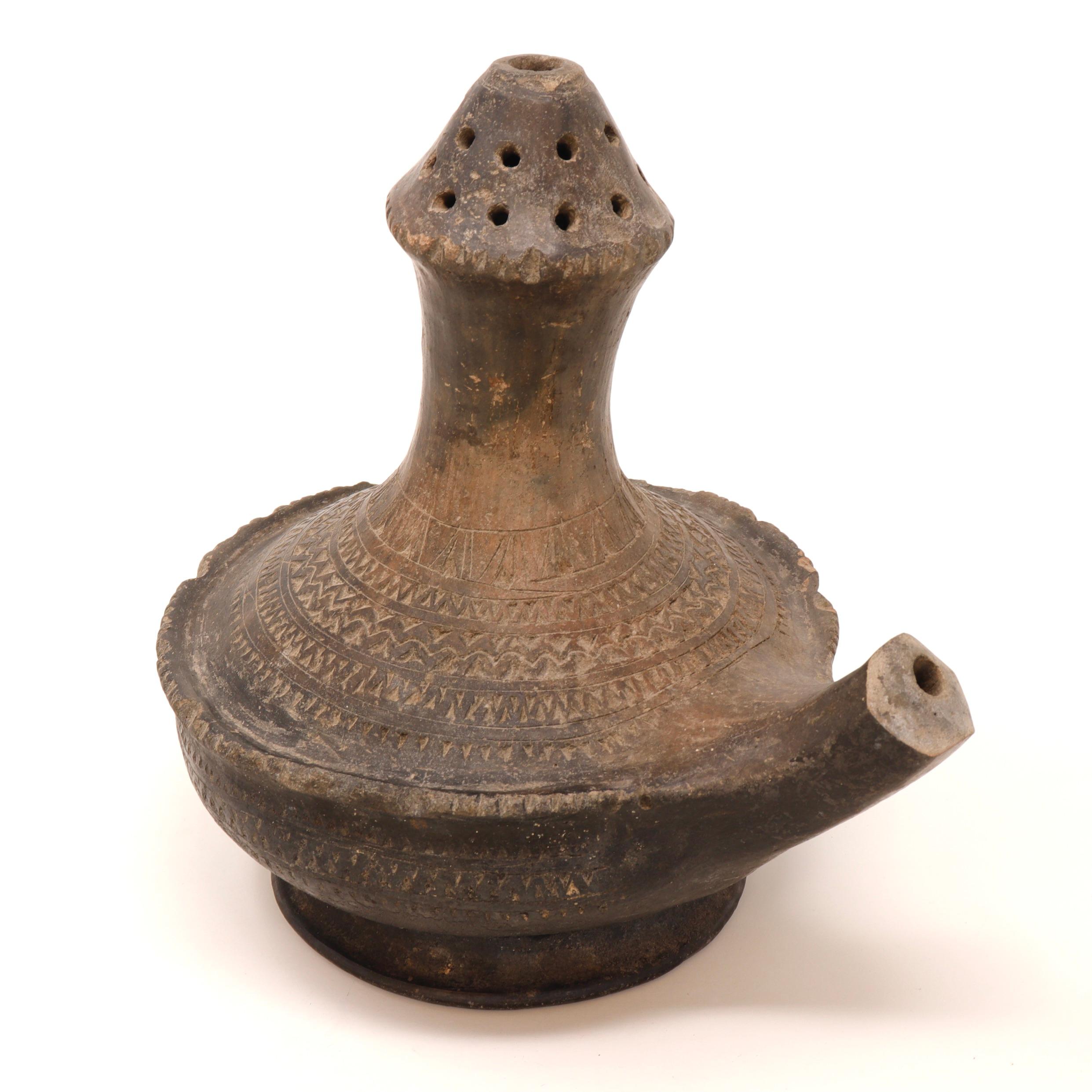 Two Laotian Clay Water Vessels (Nam Ton), Beaker & Kendi, 19th century. For Sale 5