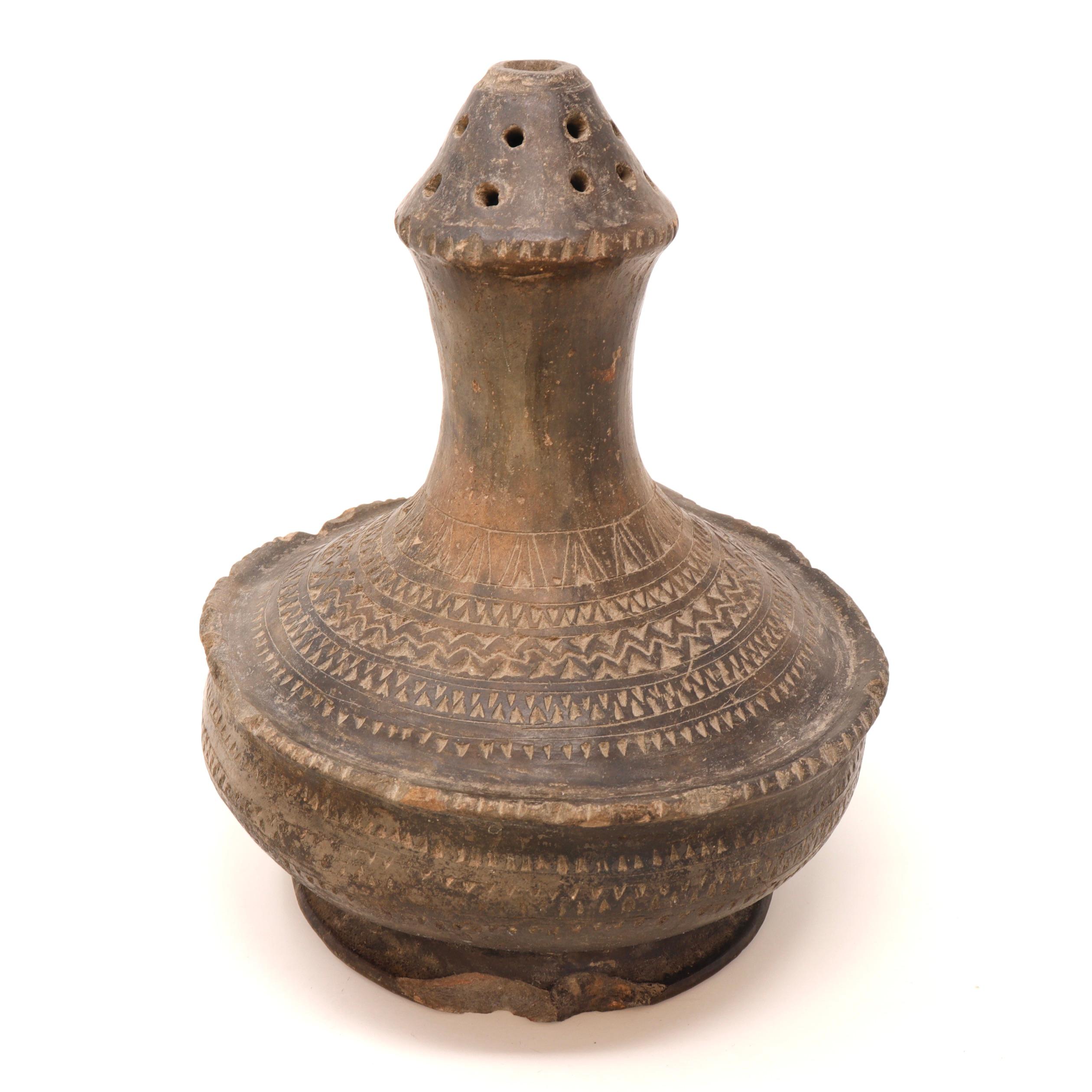 Two Laotian Clay Water Vessels (Nam Ton), Beaker & Kendi, 19th century. For Sale 7