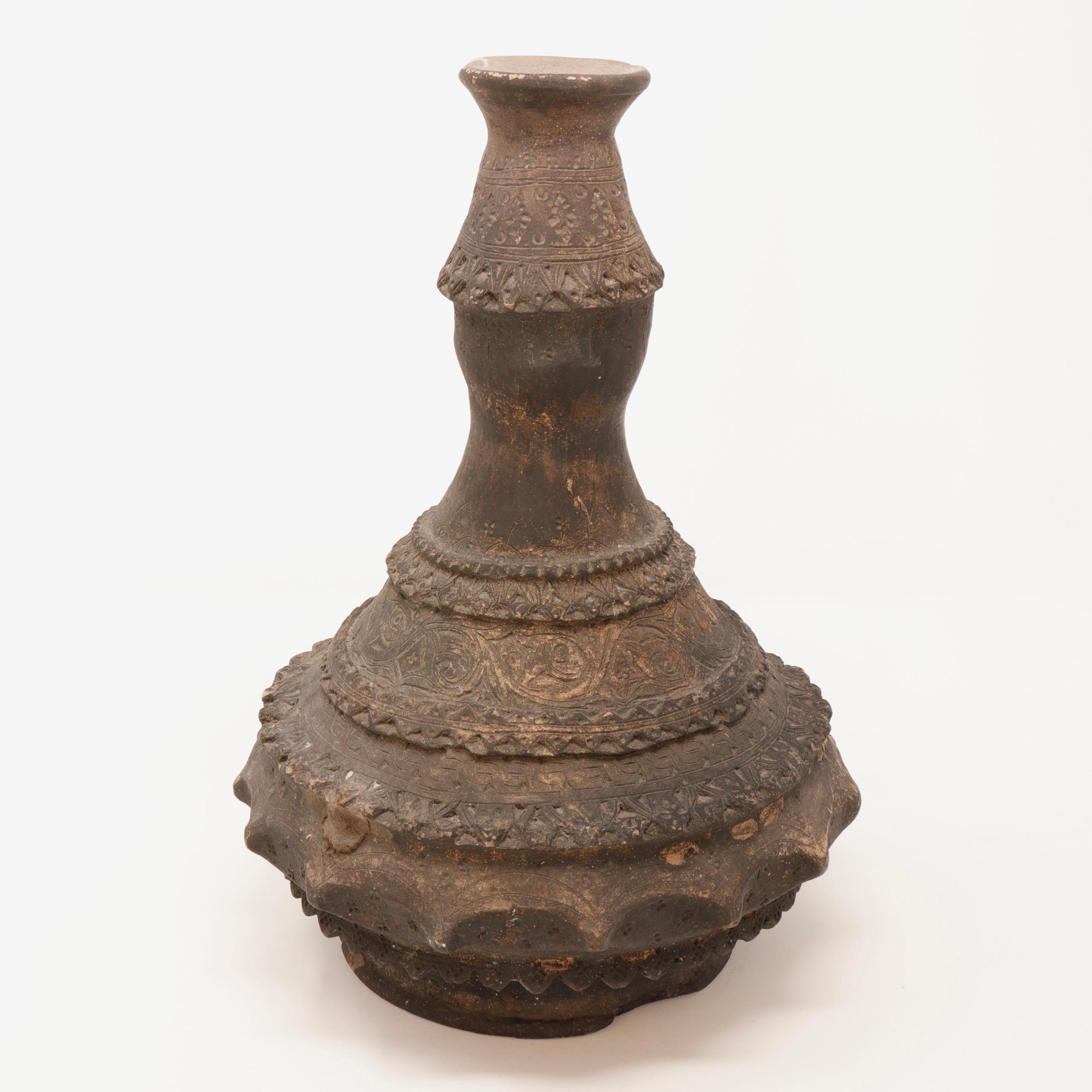 Deux récipients à eau en argile laïenne (Nam Ton), Beaker & Kendi, 19e siècle. Les formes en argile faiblement cuite, construites en serpentin, sont des corps globulaires trapus avec de hauts cols en forme de poignées. L'un d'eux est un grand