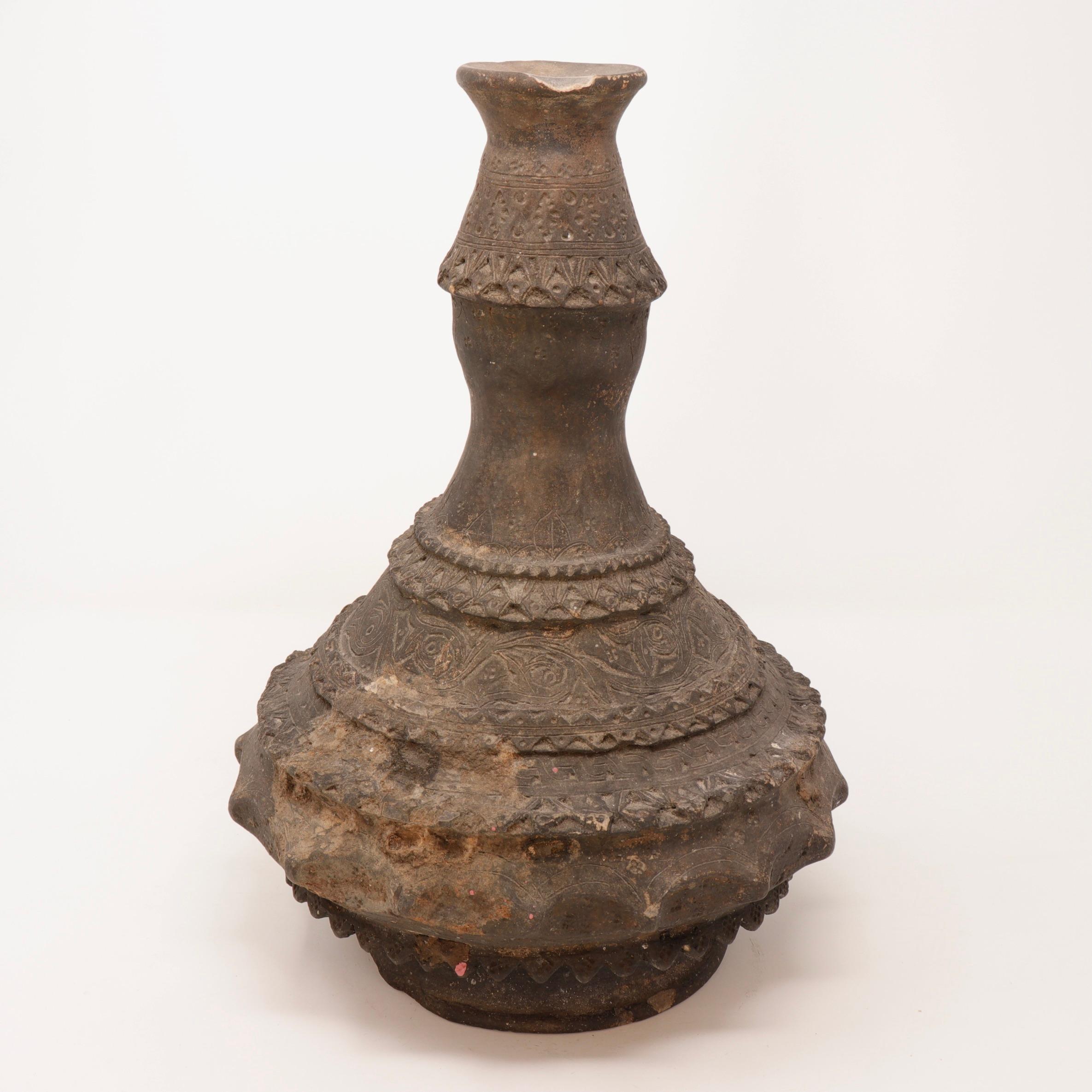 Cuit Deux récipients à eau en argile laïenne (Nam Ton), Beaker & Kendi, 19e siècle. en vente