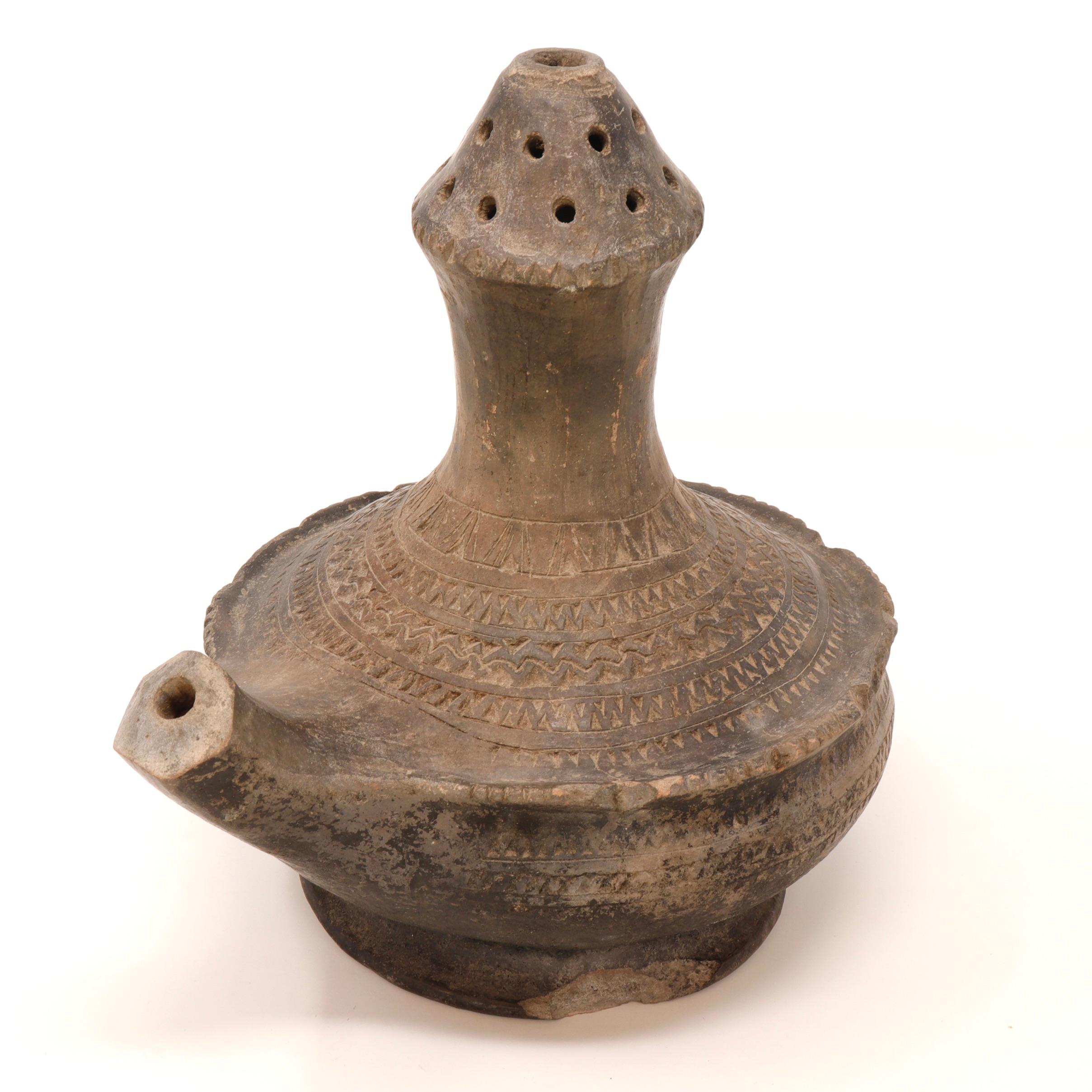 Two Laotian Clay Water Vessels (Nam Ton), Beaker & Kendi, 19th century. For Sale 3