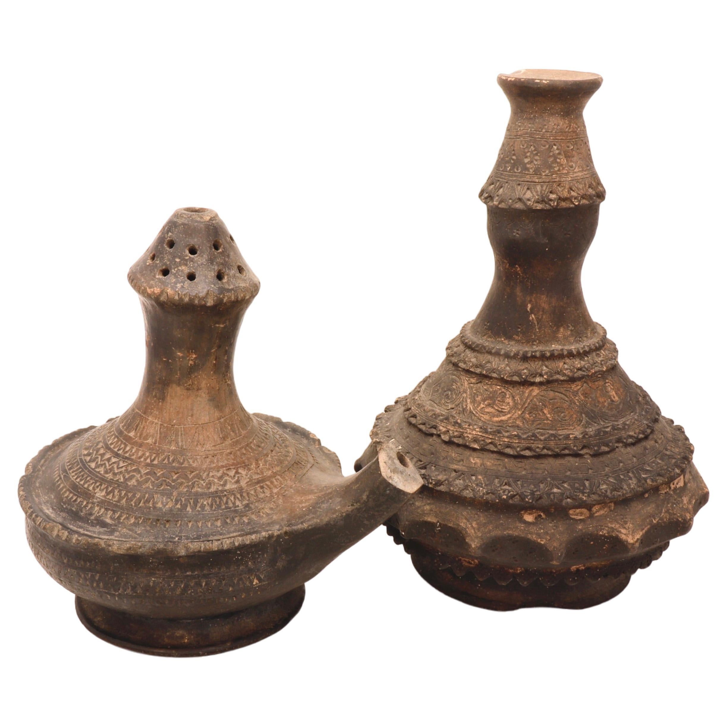 Deux récipients à eau en argile laïenne (Nam Ton), Beaker & Kendi, 19e siècle. en vente