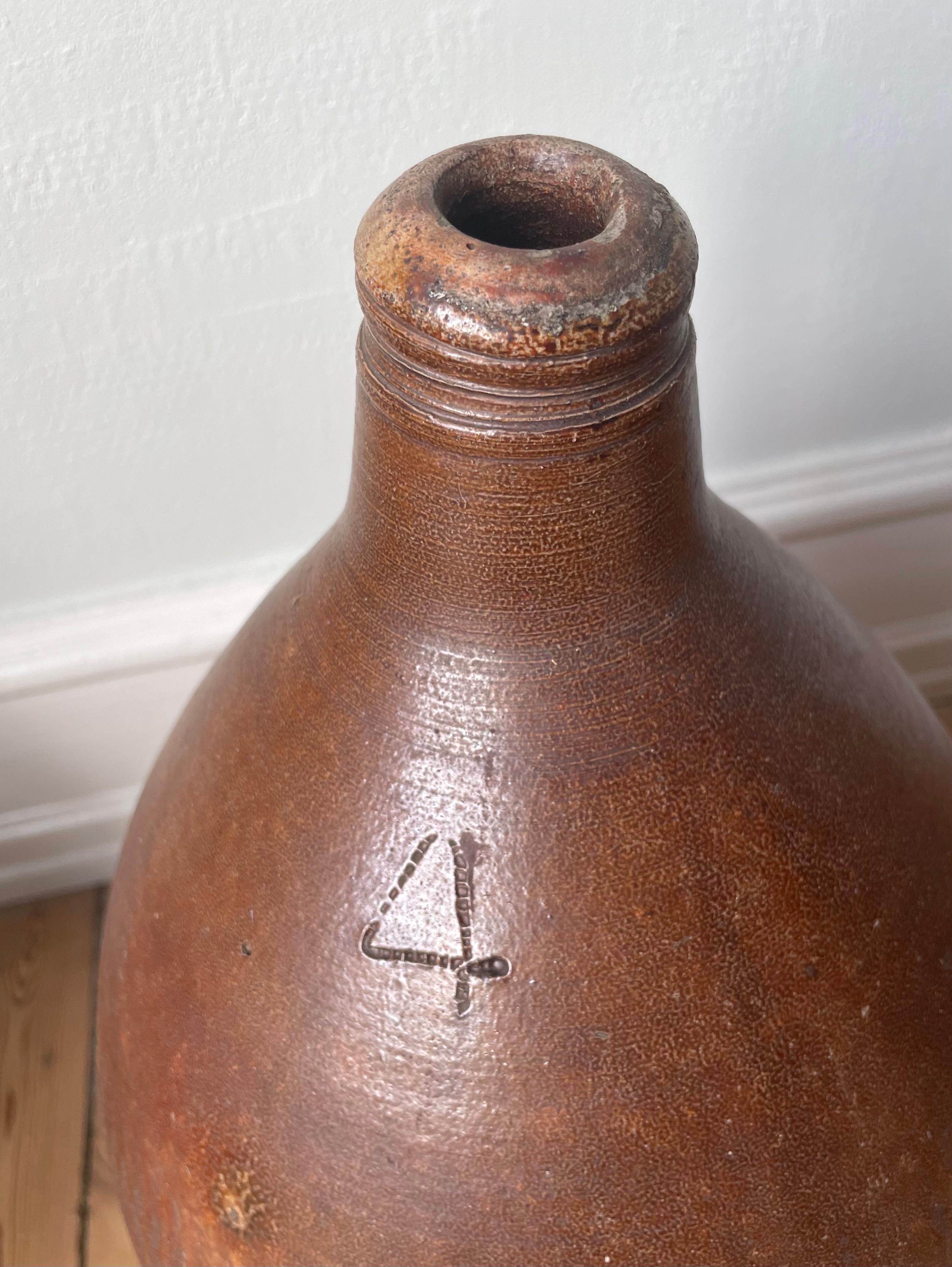 Fait main Deux grandes cruches à bouteille en terre cuite française du XIXe siècle en vente