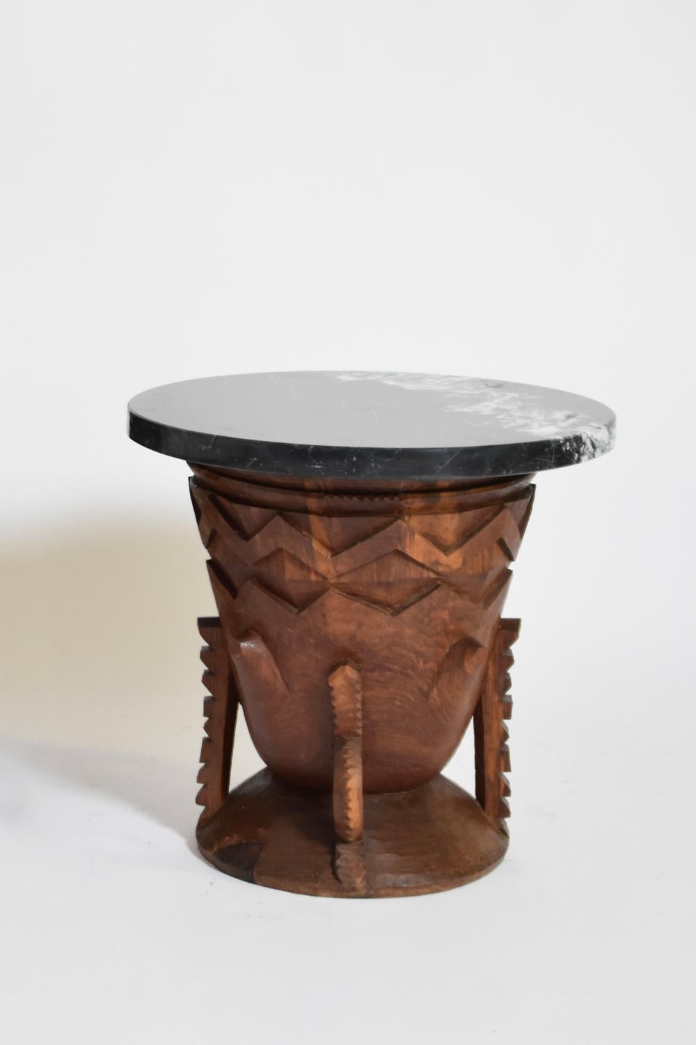 Africain Deux grandes tables d'appoint africaines en bois sculpté, années 1960 en vente