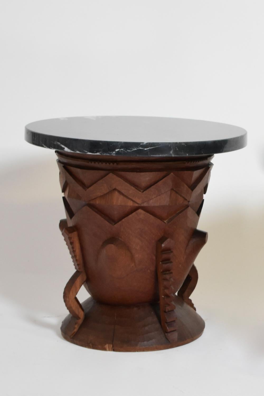 Sculpté à la main Deux grandes tables d'appoint africaines en bois sculpté, années 1960 en vente