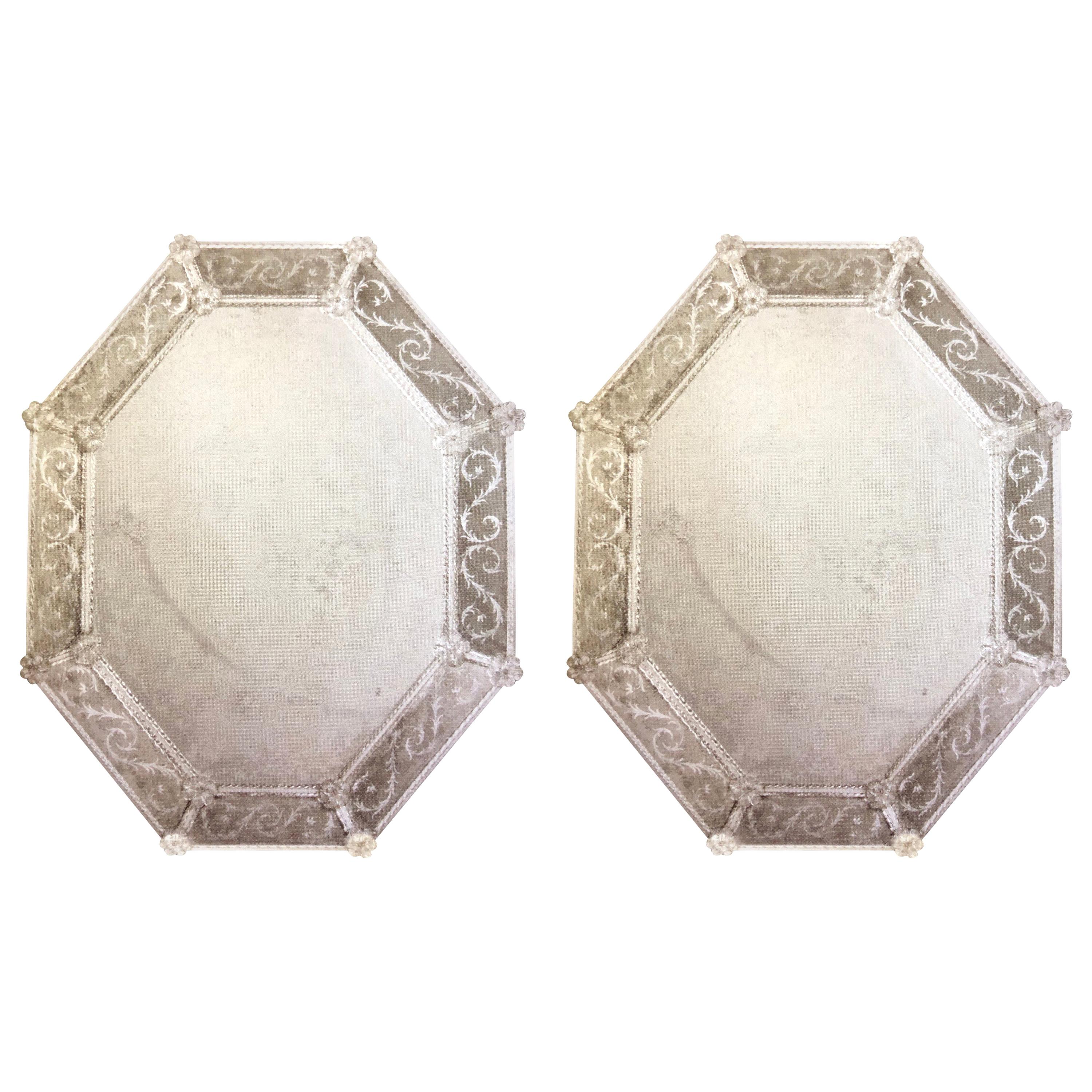 Deux grands miroirs muraux octogonaux en verre vénitien de Murano, anciens et gravés