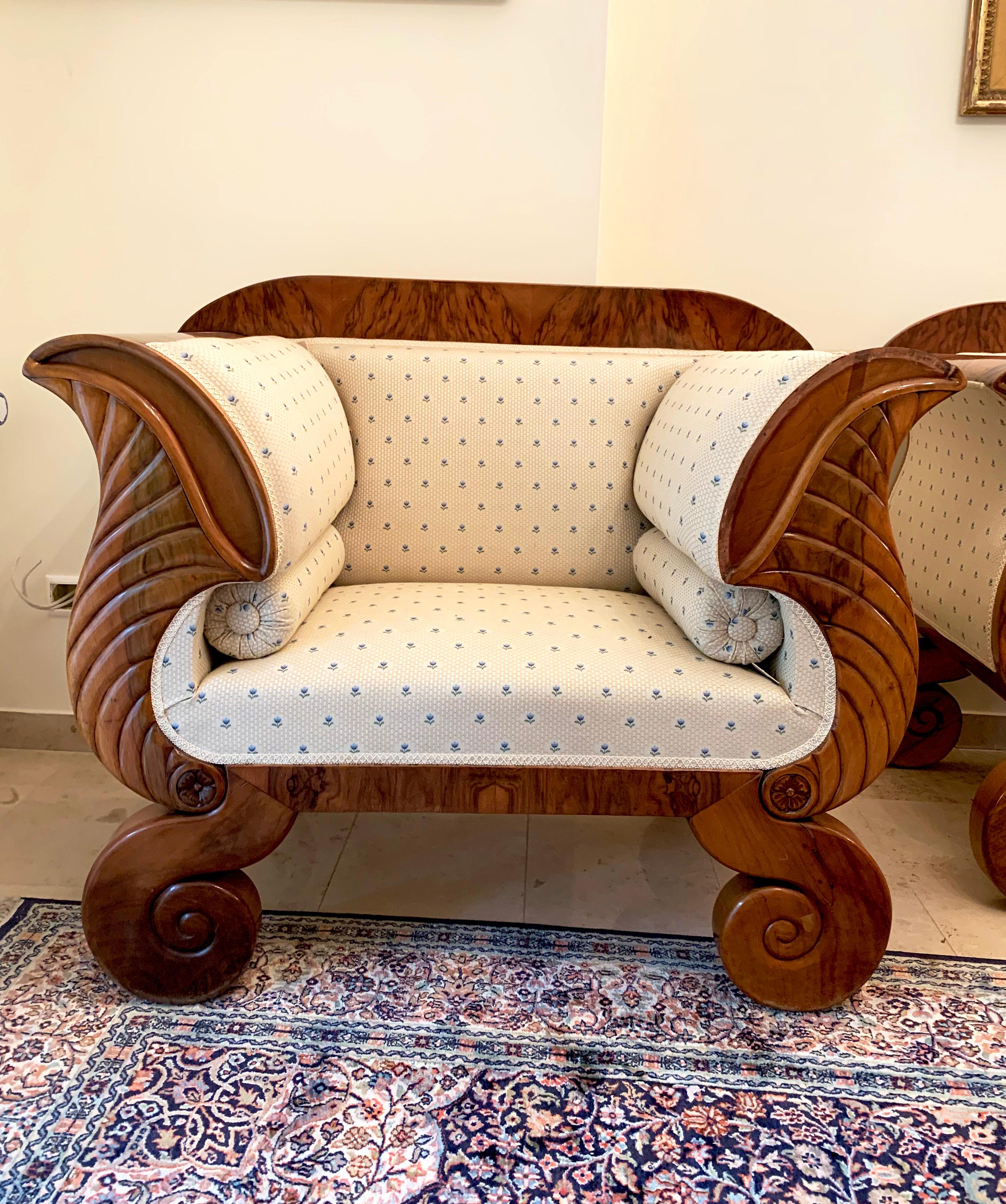 Metà XIX secolo Due grandi poltrone Biedermeier in noce color crema con fiori blu in vendita