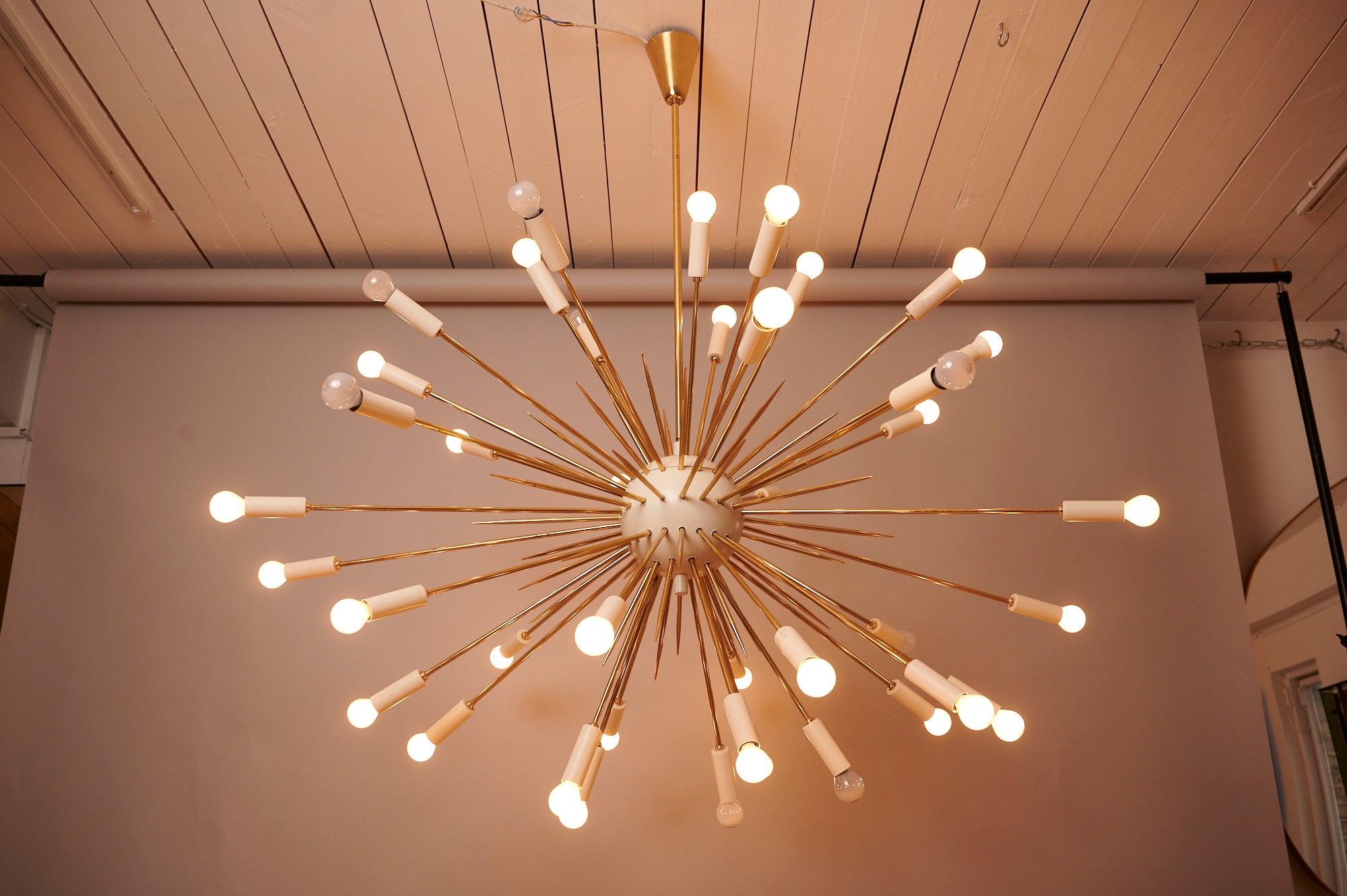 Large and impressive sputnik chandelier with 35 lights. 

Fantastic quality large sputnik chandelier by Fedel Papagini.

Fully working. Re wired for US and Europe.

 