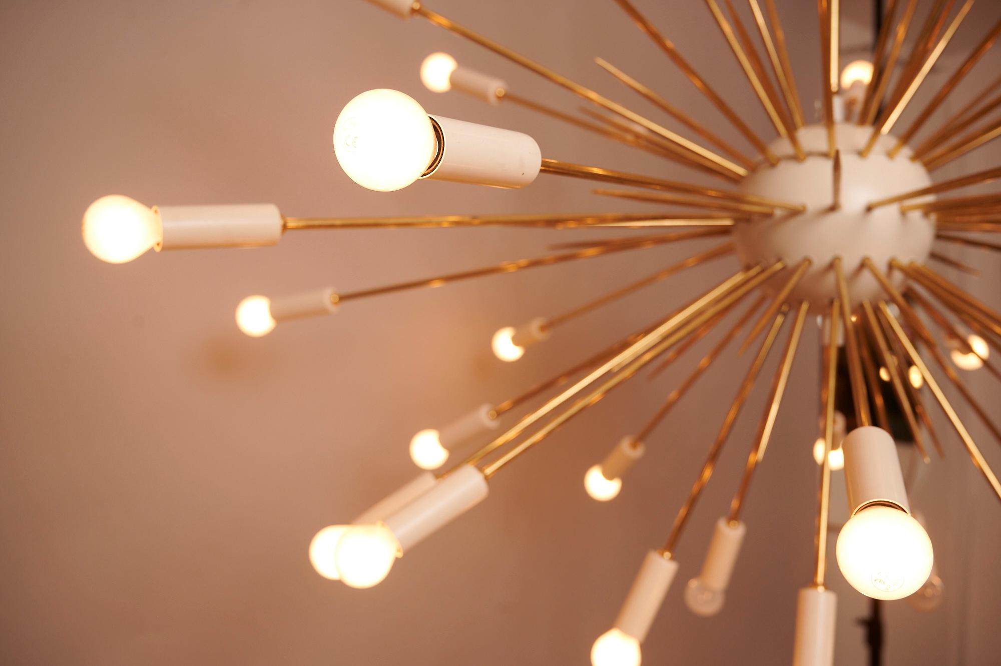 Italiano Spettacolare lampadario Sputnik in ottone di grandi dimensioni in vendita