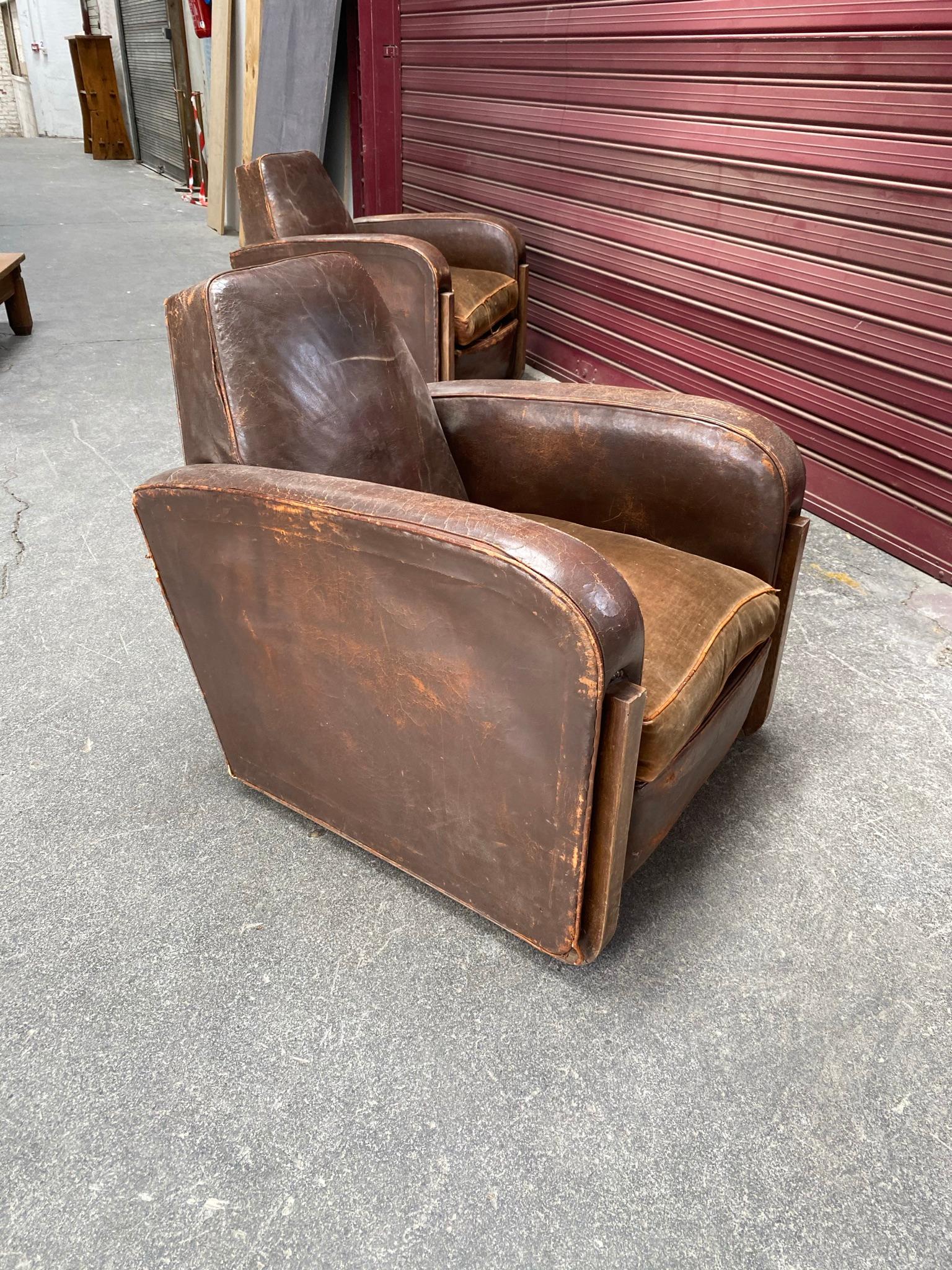 Two Large Elegant Art Deco Armchairs Covered in Leather, Sled Base, circa 1930 For Sale 6