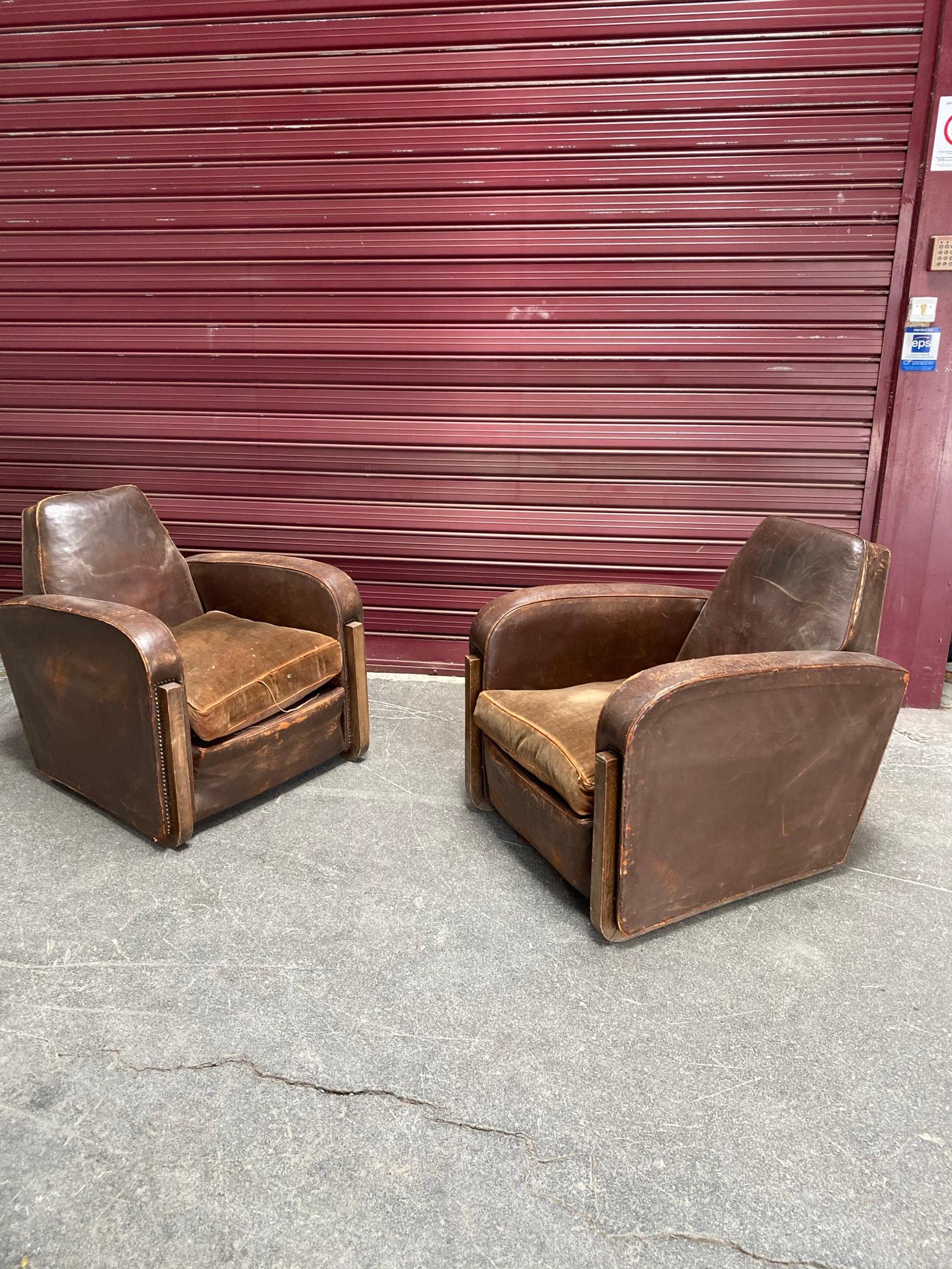 Two large elegant Art Deco armchairs covered in leather, sled base, circa 1930.
Accidents and wear on leather.