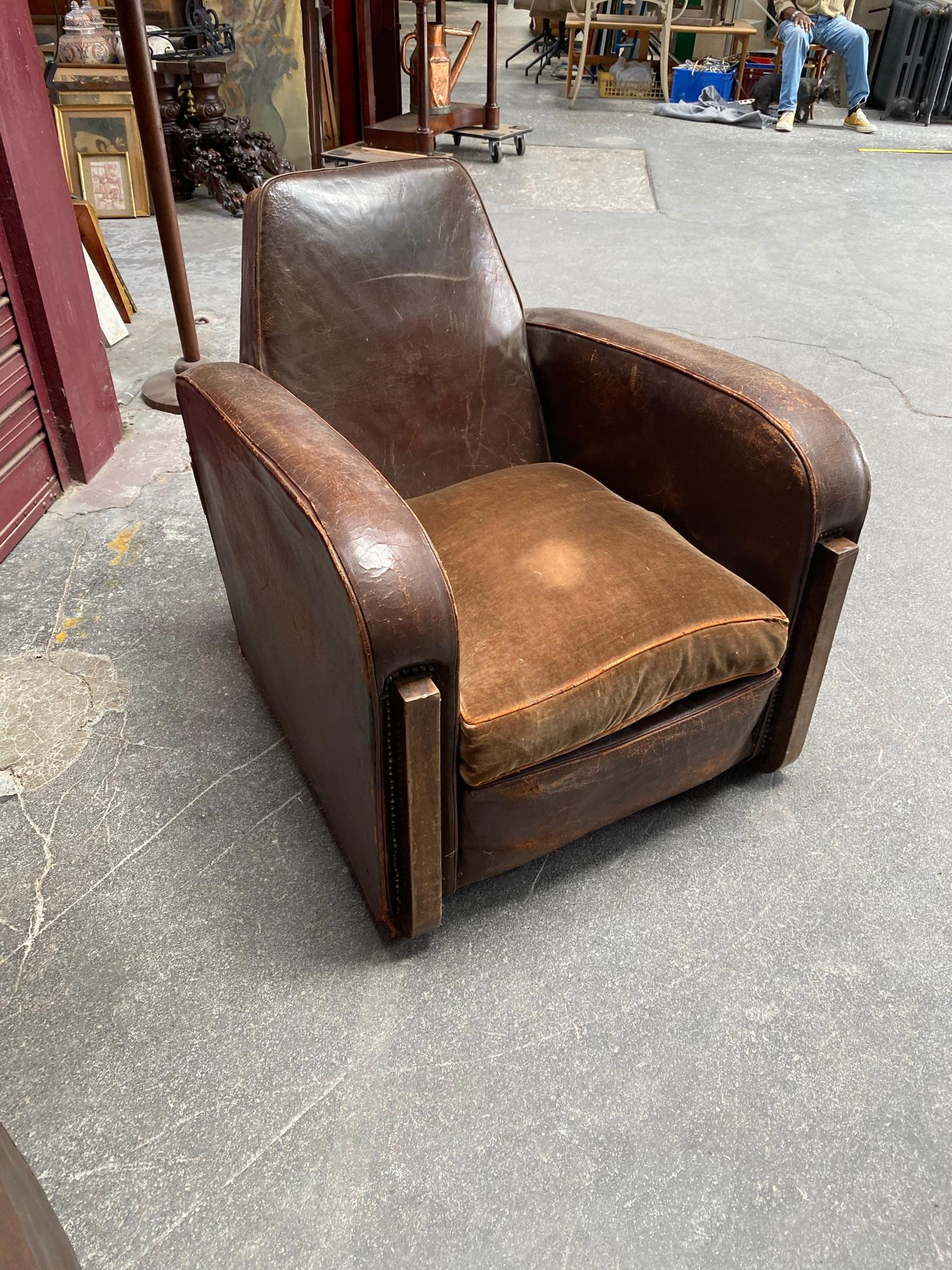 French Two Large Elegant Art Deco Armchairs Covered in Leather, Sled Base, circa 1930 For Sale