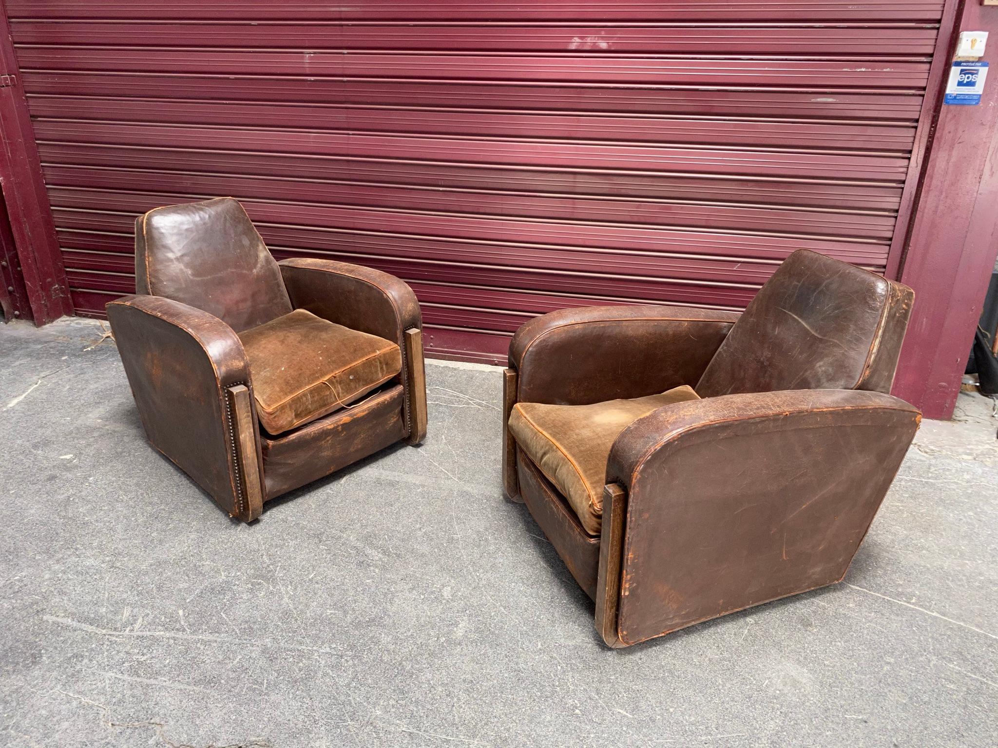 Two Large Elegant Art Deco Armchairs Covered in Leather, Sled Base, circa 1930 In Good Condition For Sale In Saint-Ouen, FR