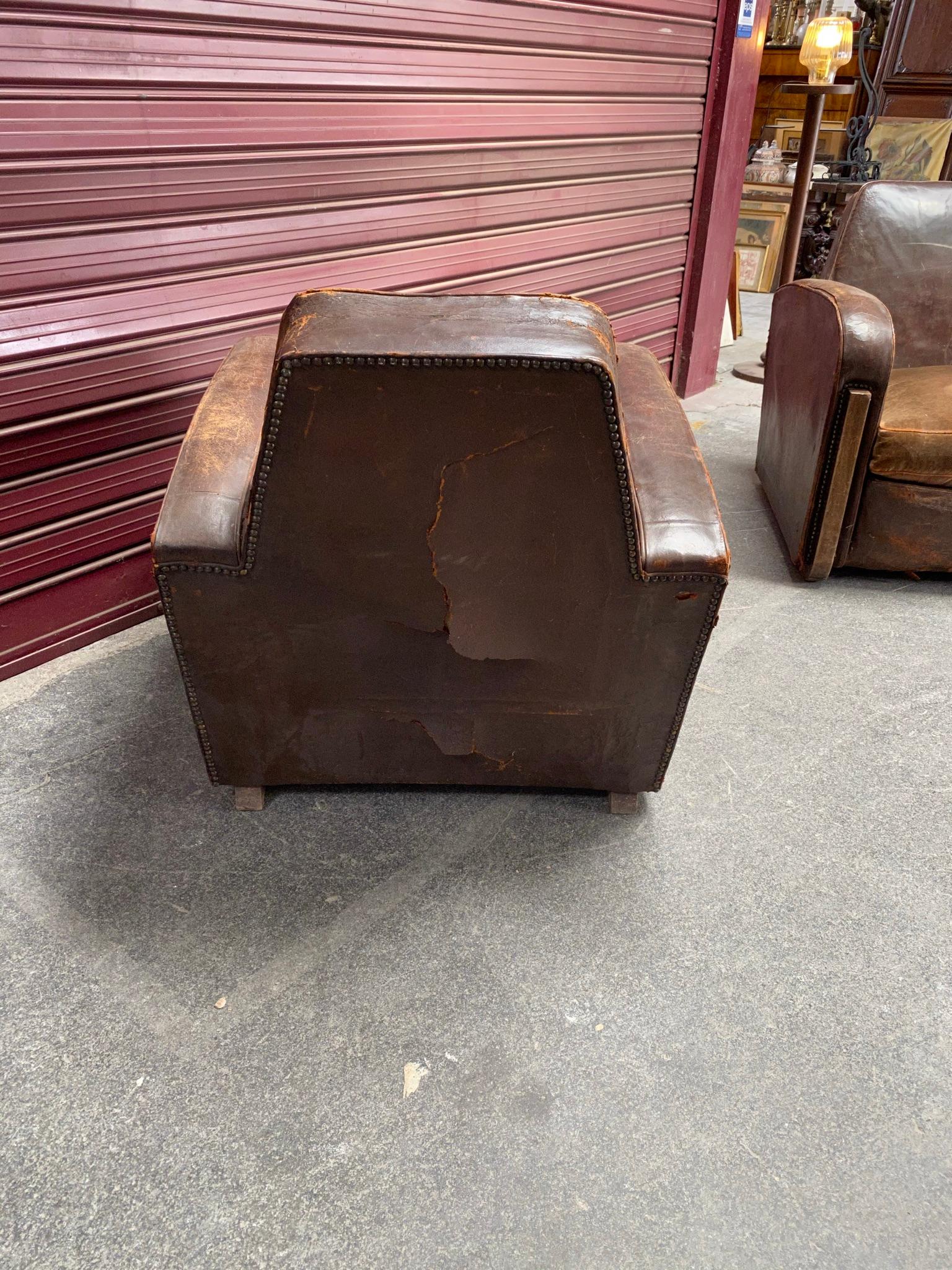 Deux grands fauteuils élégants de style Elegance, recouverts de cuir et reposant sur une base en traîneau, vers 1930 en vente 1
