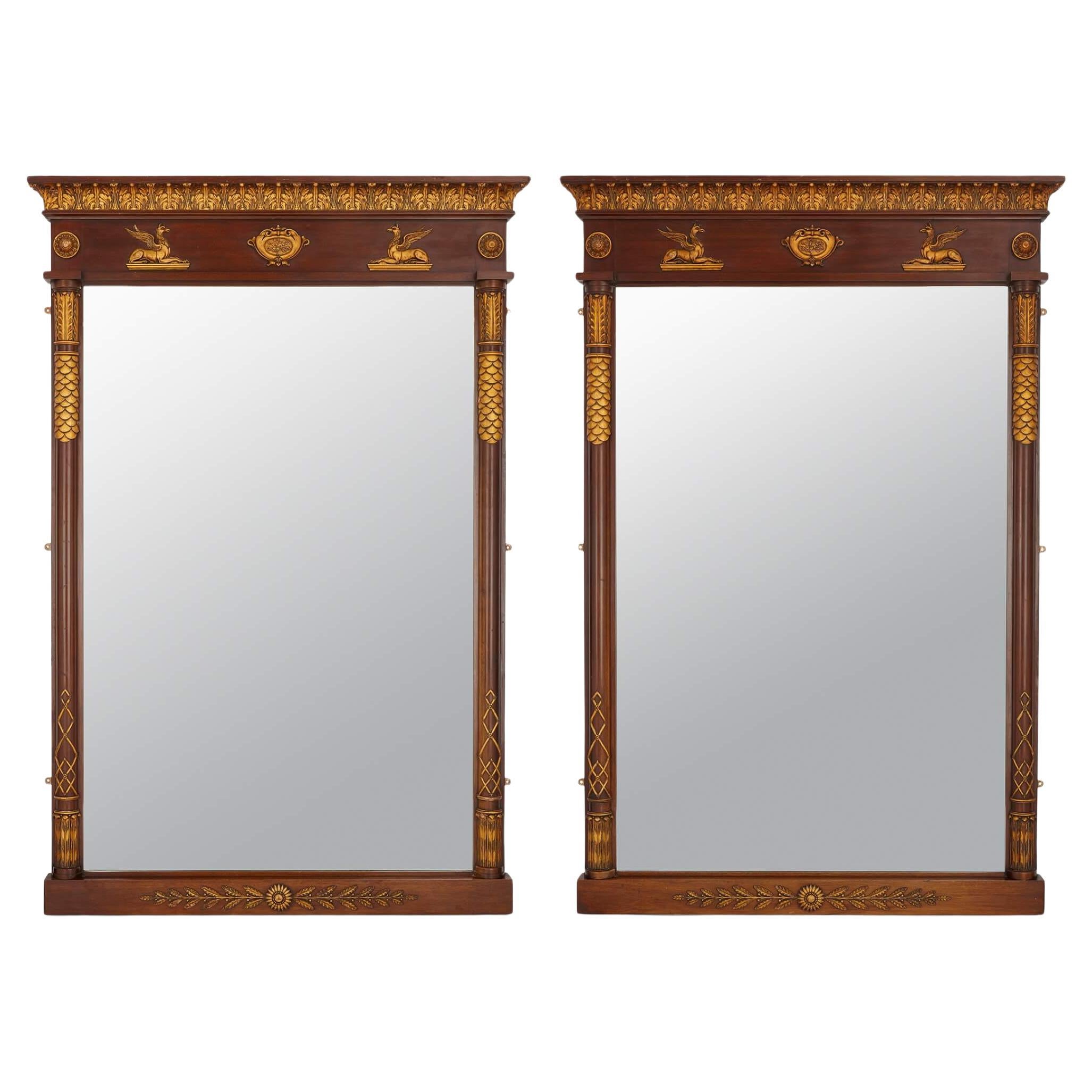 Deux grands miroirs anglais en bois sculpté de style néoclassique