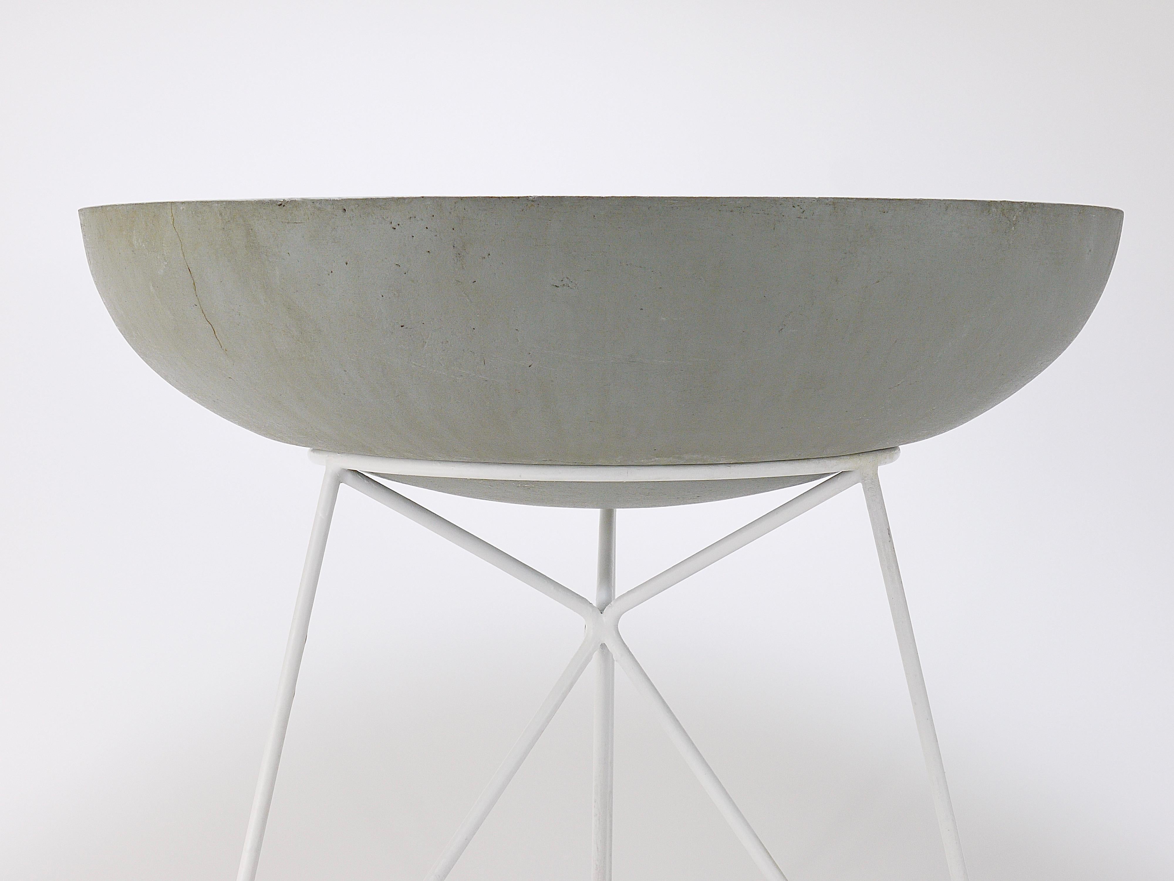 Two Large  Eternit Concrete Bowl Planters, Tripod Loop Base, Switzerland, 1950s In Good Condition For Sale In Vienna, AT