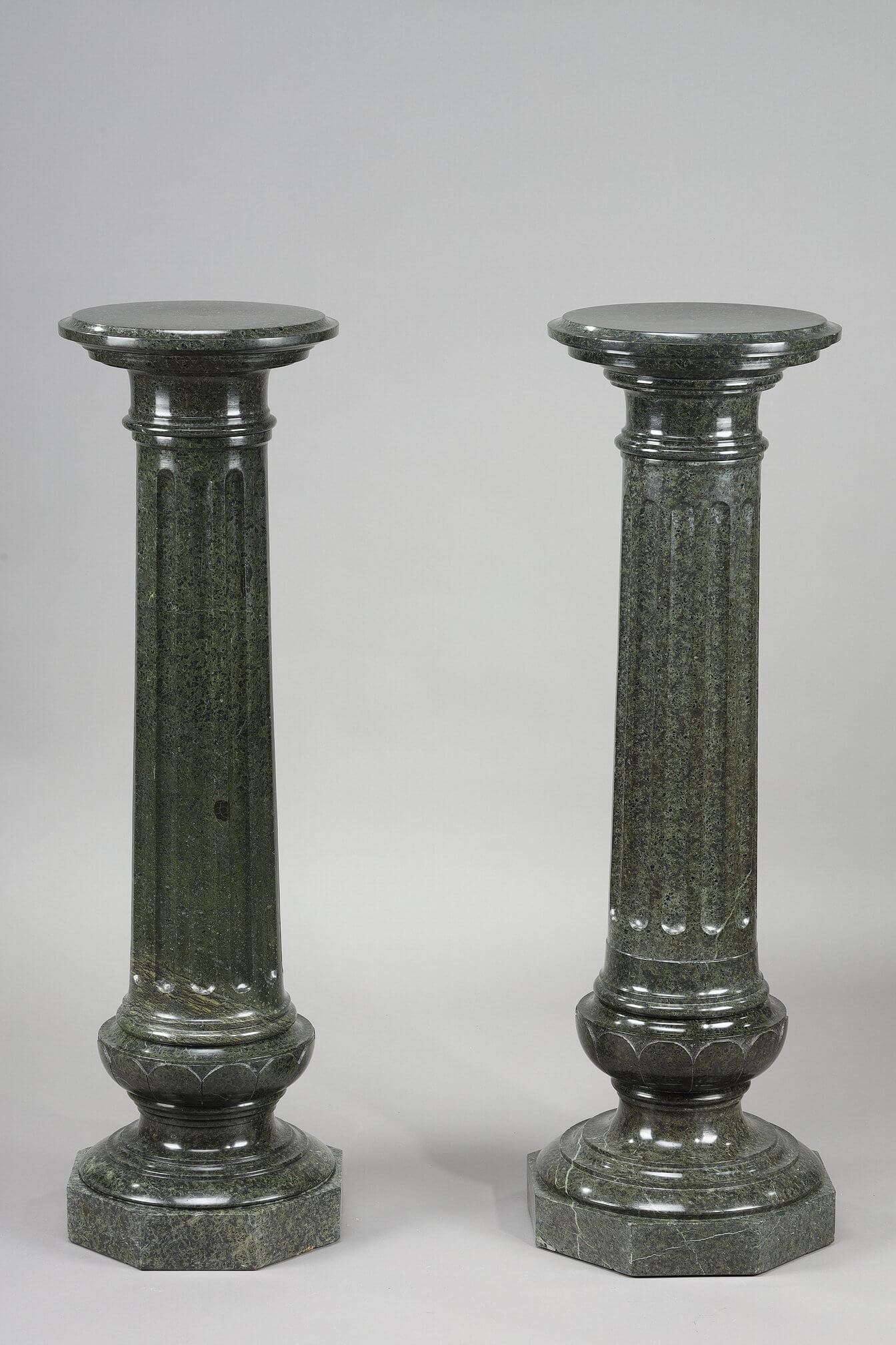 Zwei große geriffelte Säulen aus grünem Marmor (Französisch) im Angebot