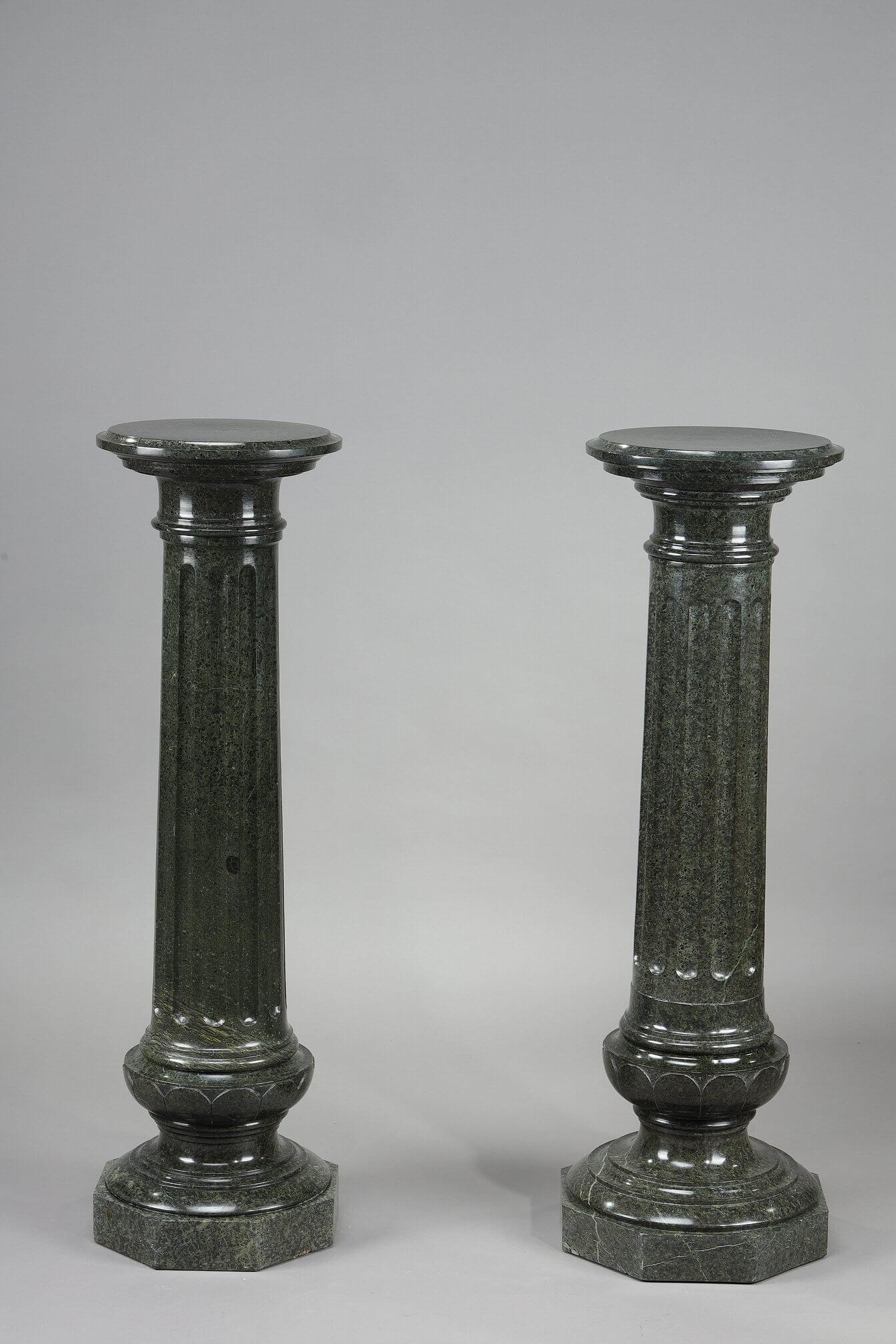 Zwei große geriffelte Säulen aus grünem Marmor im Zustand „Gut“ im Angebot in Paris, FR