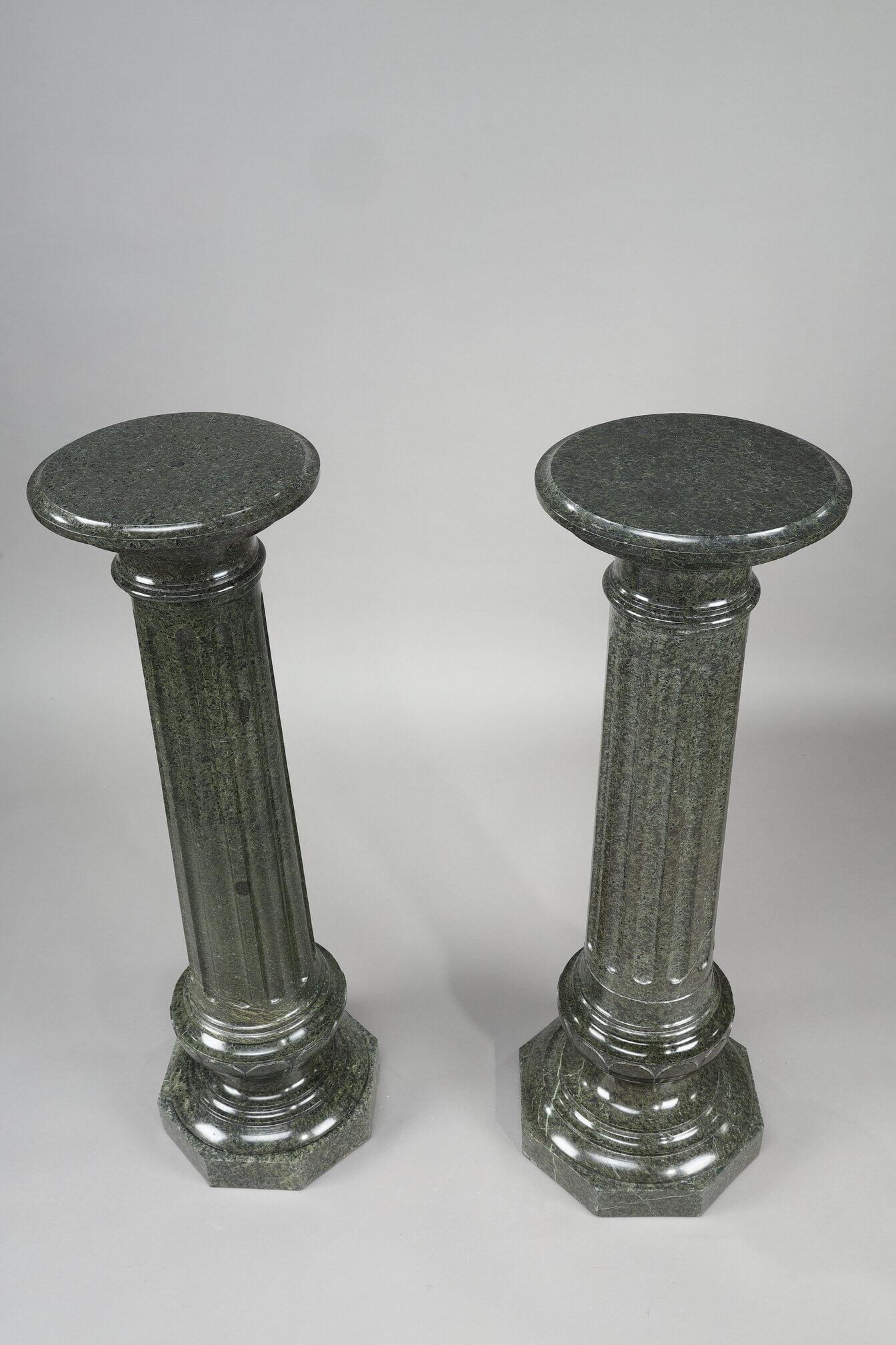 Zwei große geriffelte Säulen aus grünem Marmor (Spätes 19. Jahrhundert) im Angebot
