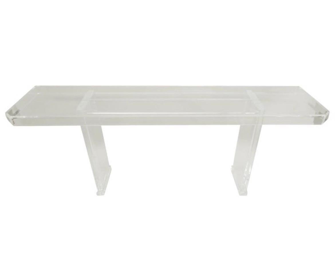 2 Elégantes tables ou consoles de canapé en Lucite / Plexiglas avec des ferrures en acier inoxydable. Les pièces sont fabriquées sans soudure avec leurs bases et leurs plateaux clairs et transparents unis par des raccords en acier inoxydable. Ils