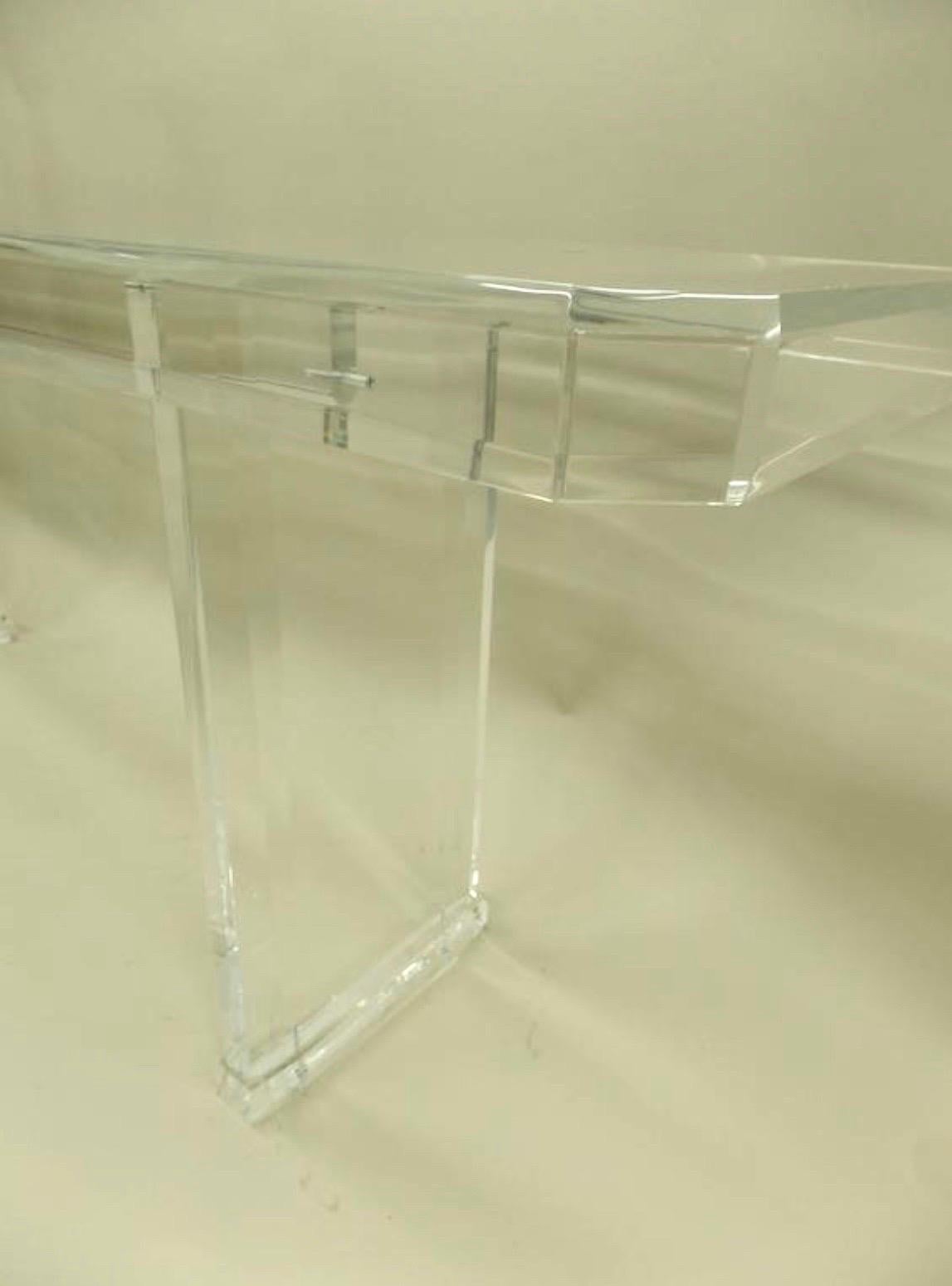 Français Deux grandes consoles/tables de canapé en lucite de style français mi-siècle moderne, Maison Jansen en vente