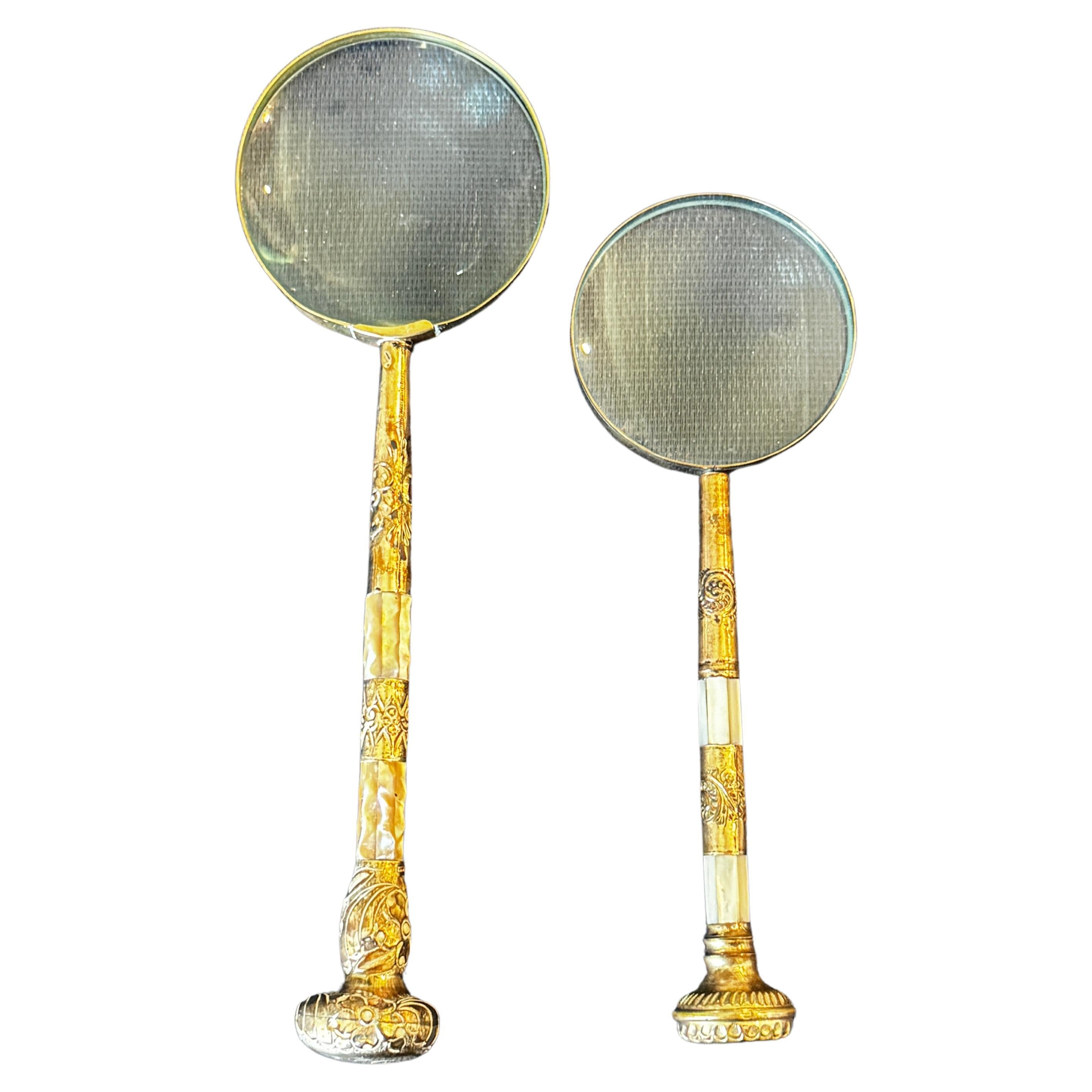Deux grandes loupes avec poignées dorées et nacrées du 19ème siècle