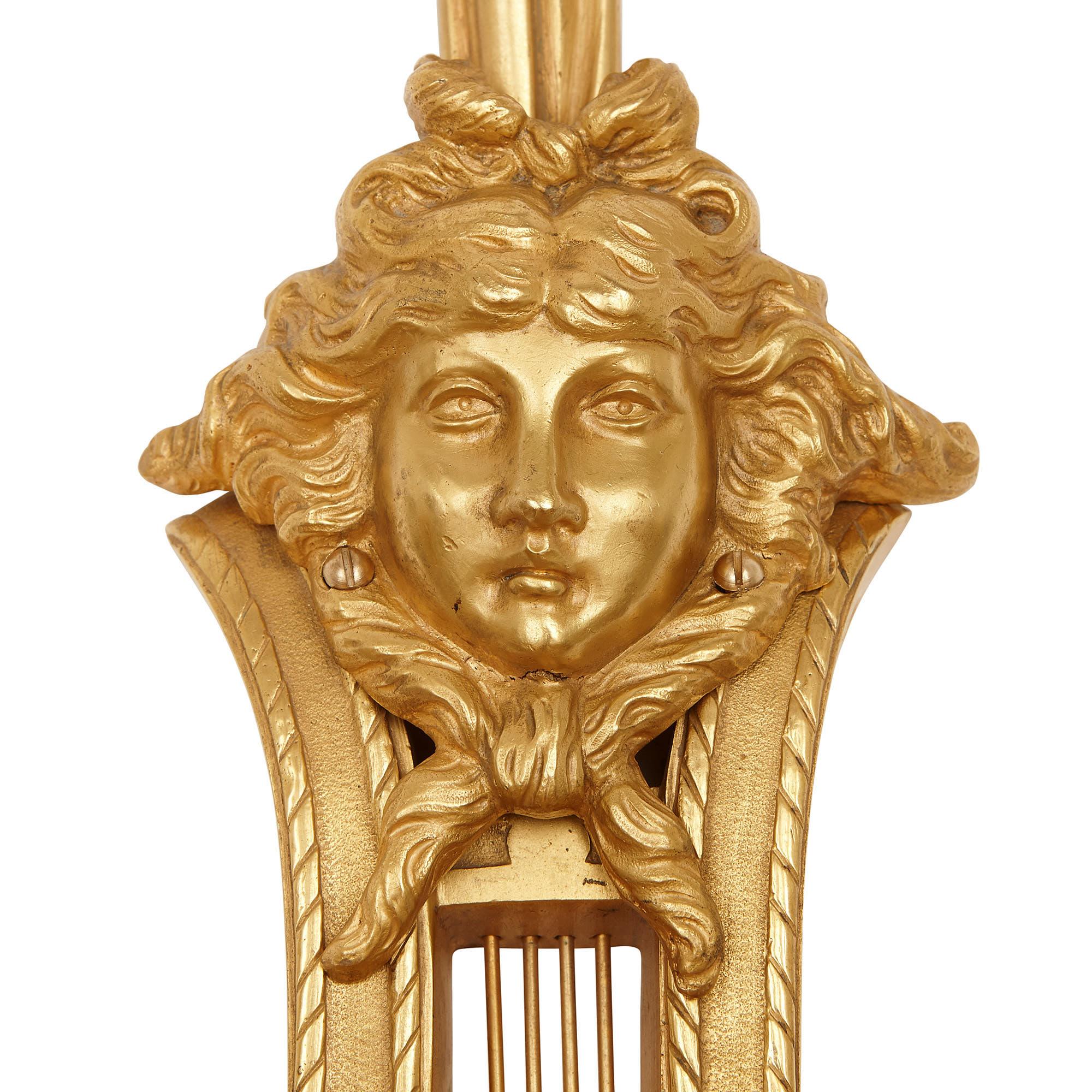 Néoclassique Deux grandes appliques de style néoclassique en bronze doré  en vente
