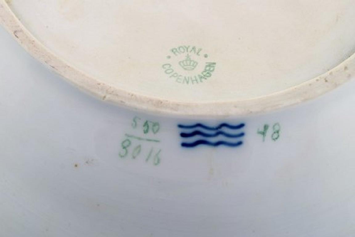 20ième siècle Deux grands plats de service ovales Royal Copenhagen en porcelaine peinte à la main en vente