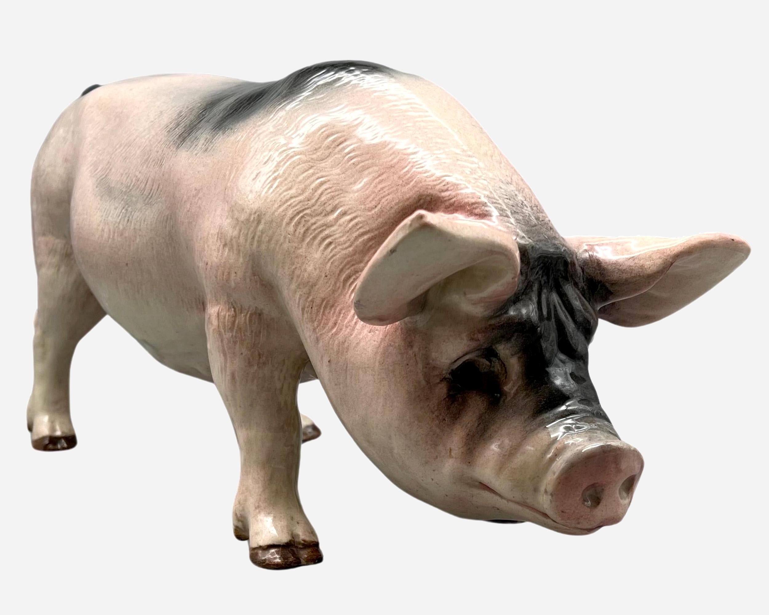 Zwei seltene glasierte Terrakotta-Schweine aus einer Metzgerei, Frankreich, um 1930.
Höchstwahrscheinlich von der Filmont-Töpferei oder der Bavent-Töpferei hergestellt.

Einzeln verkauft