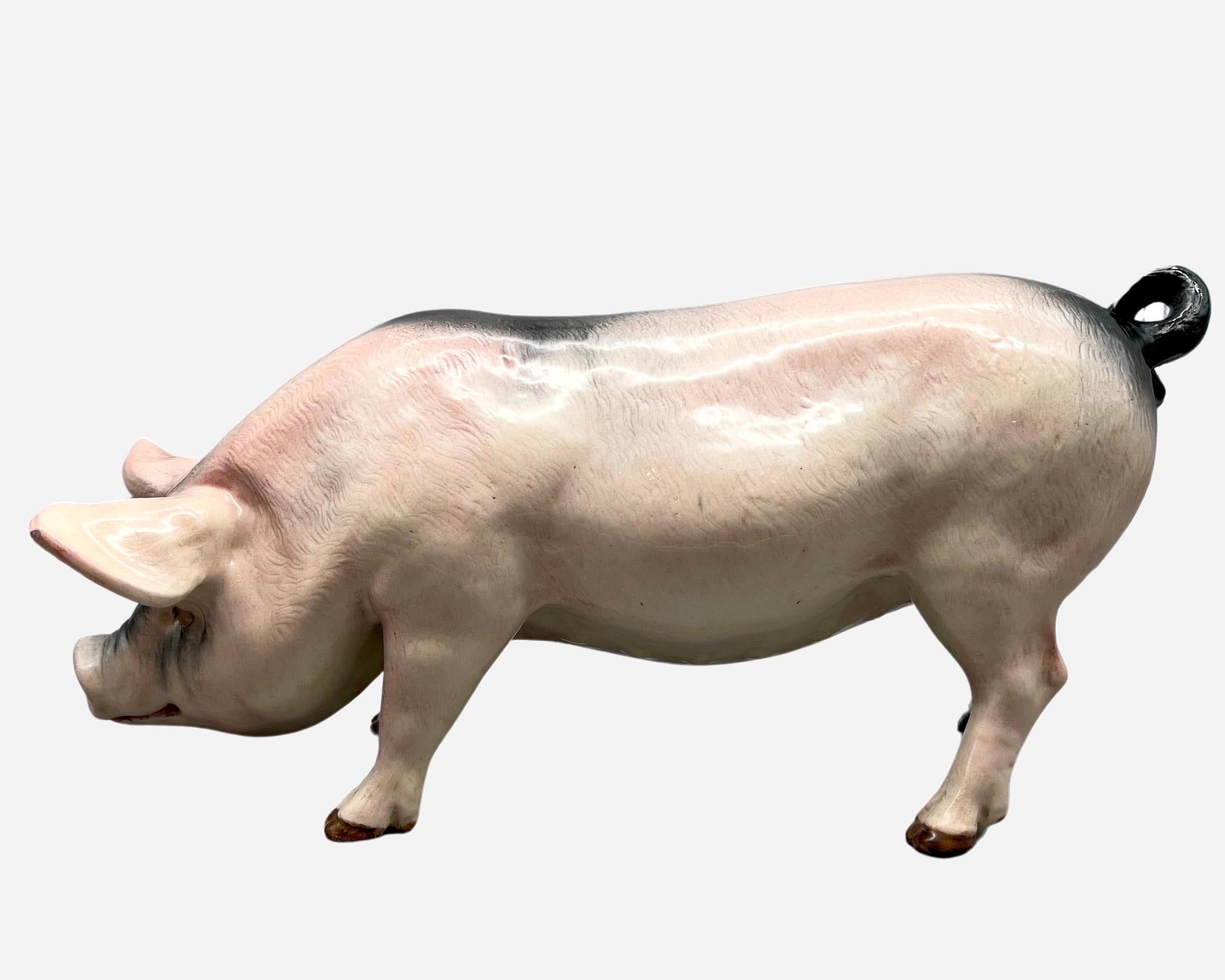 Zwei große Schweine in Keramik, Normandie, Frankreich, um 1930 (Glasiert) im Angebot
