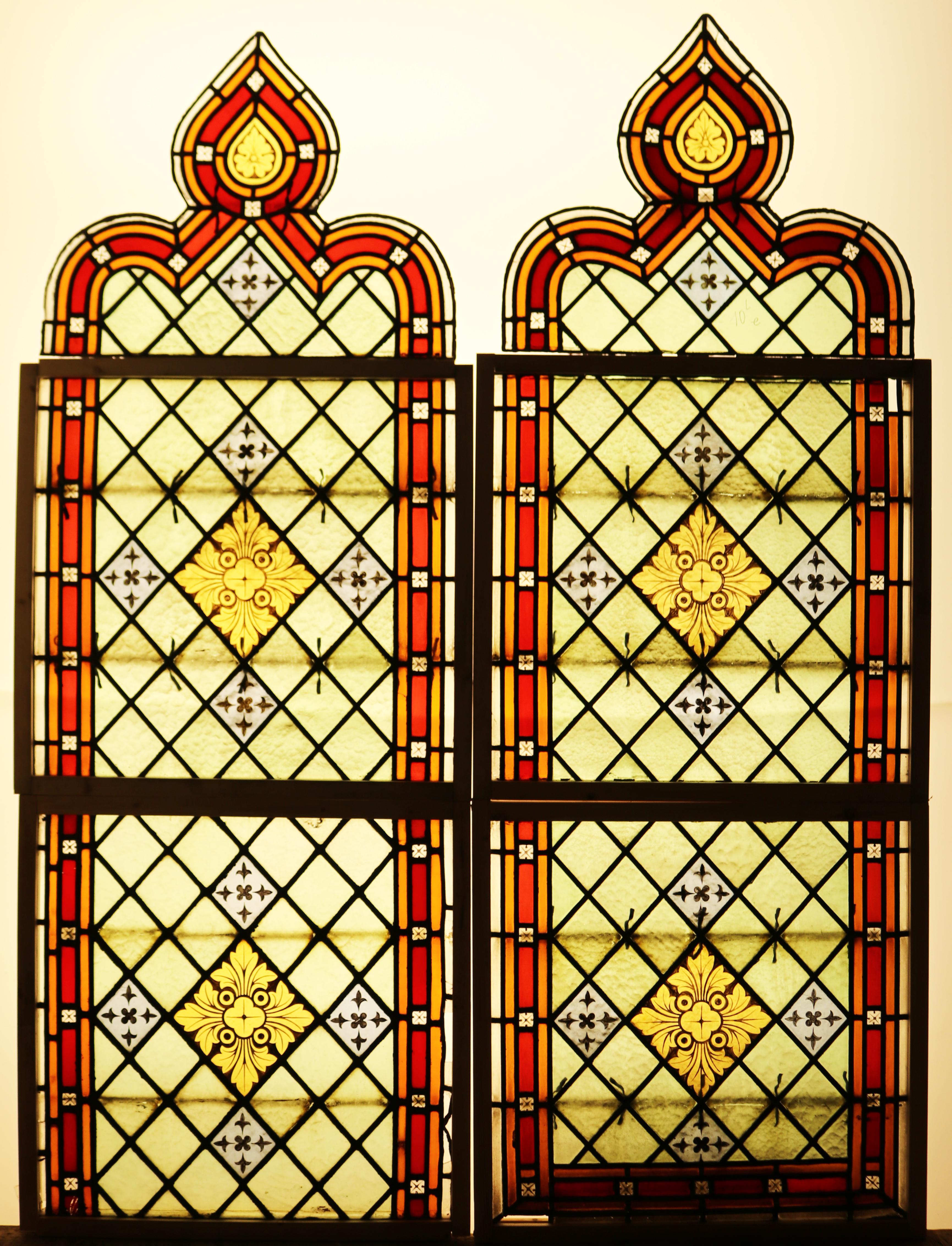 Zwei Kirchenfenster aus Glas, bestehend aus sechs Teilen, die in provisorischen Kiefernrahmen untergebracht sind.
 
Zusätzliche Abmessungen:
 
Insgesamt 197 x 145 x 1 cm
 
2 x oben 55 x 67 x 1 cm
 
4 x 69 x  72,5 x 1 cm