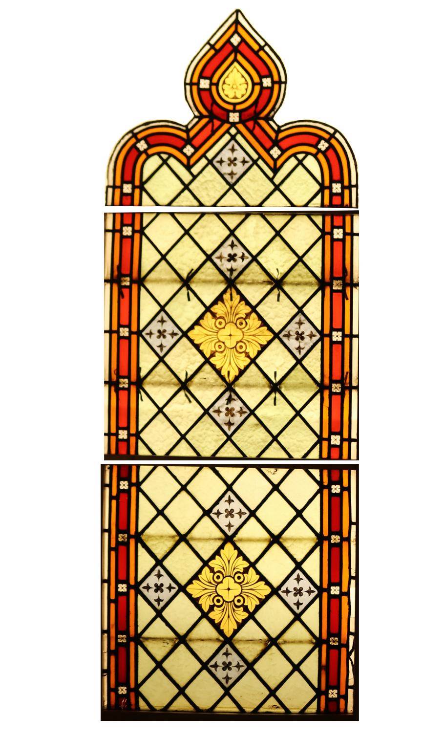 Zwei große restaurierte Kirchenfenster aus Buntglas im Zustand „Relativ gut“ im Angebot in Wormelow, Herefordshire