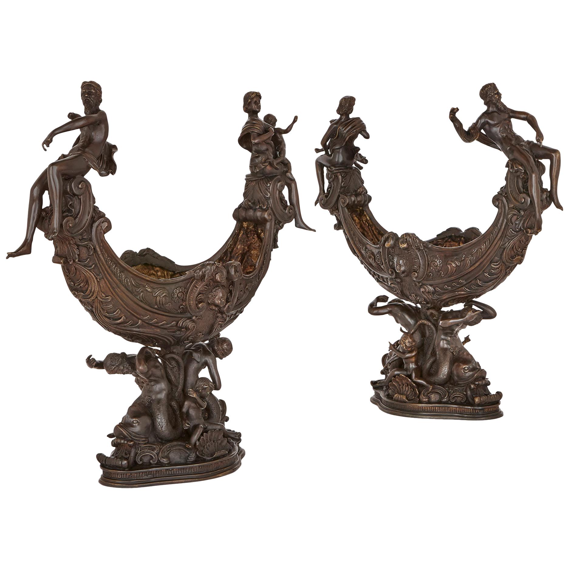 Deux grandes garnitures de centre de table en métal bronzé de style Renaissance