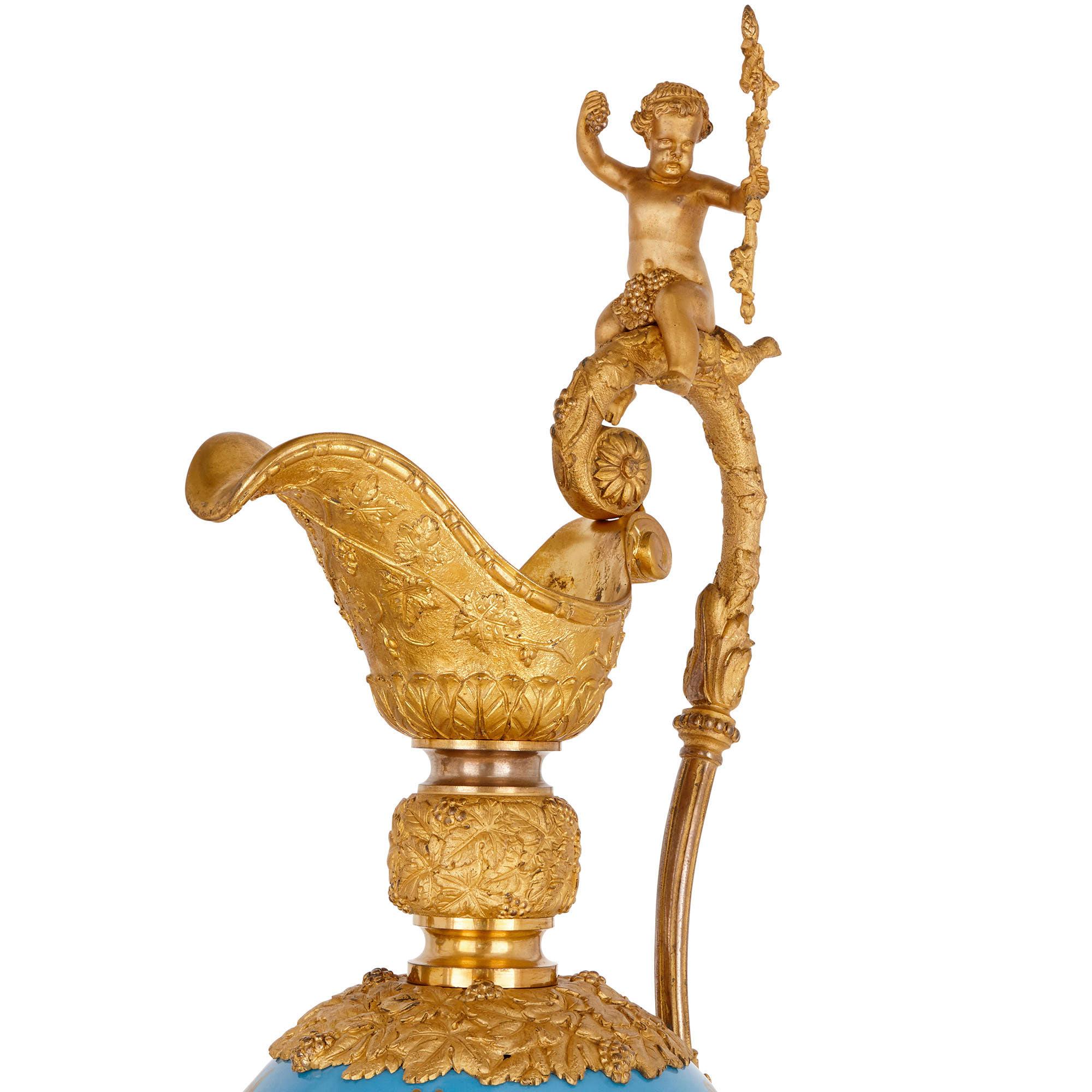 Große Krüge aus Porzellan und vergoldeter Bronze im Rokoko-Stil (Vergoldet) im Angebot