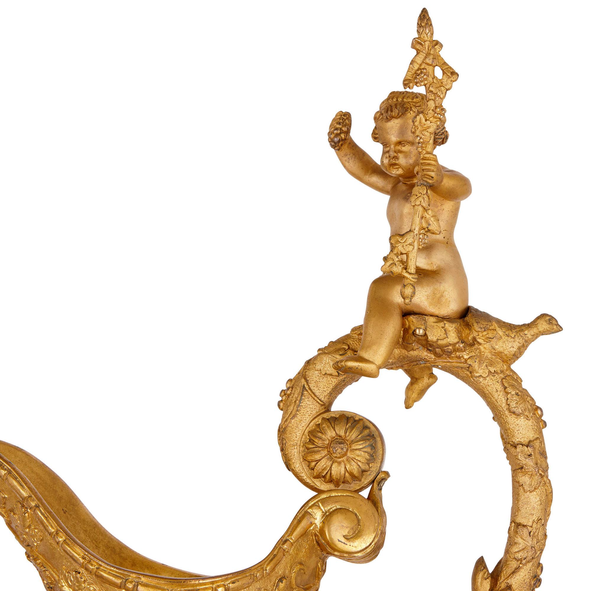 Große Krüge aus Porzellan und vergoldeter Bronze im Rokoko-Stil im Zustand „Gut“ im Angebot in London, GB