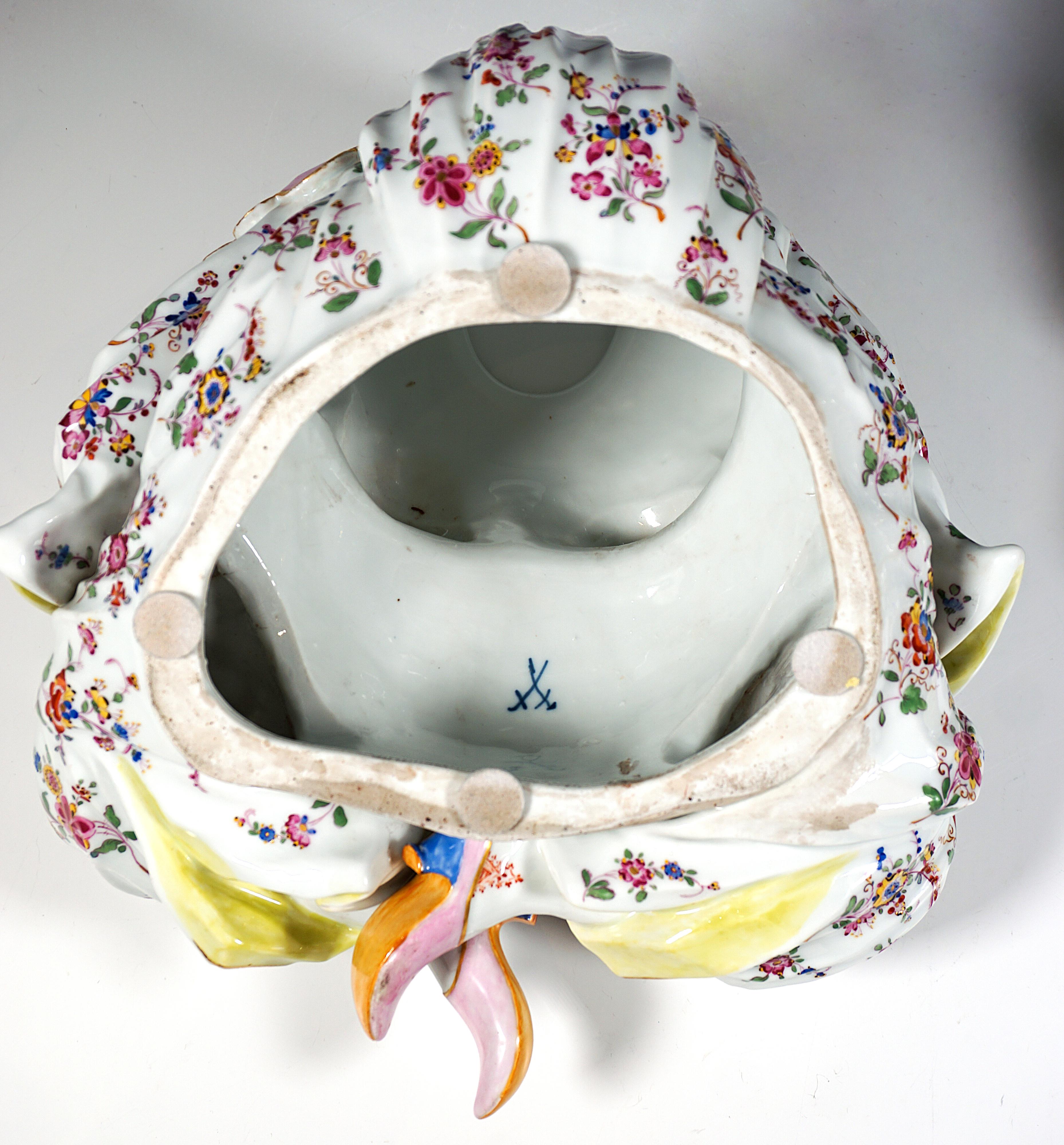 Two Large Seated Meissen Porcelain Wiggling Pagodas, By J.J. Kaendler, Ca 1840 For Sale 1