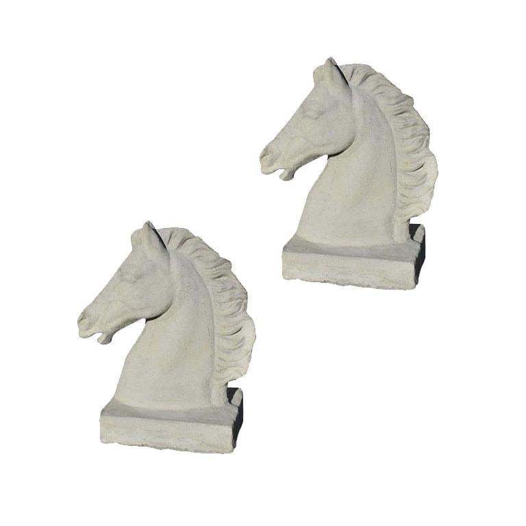 Deux grands bustes de chevaux architecturaux en béton et pierre de jardin, une paire