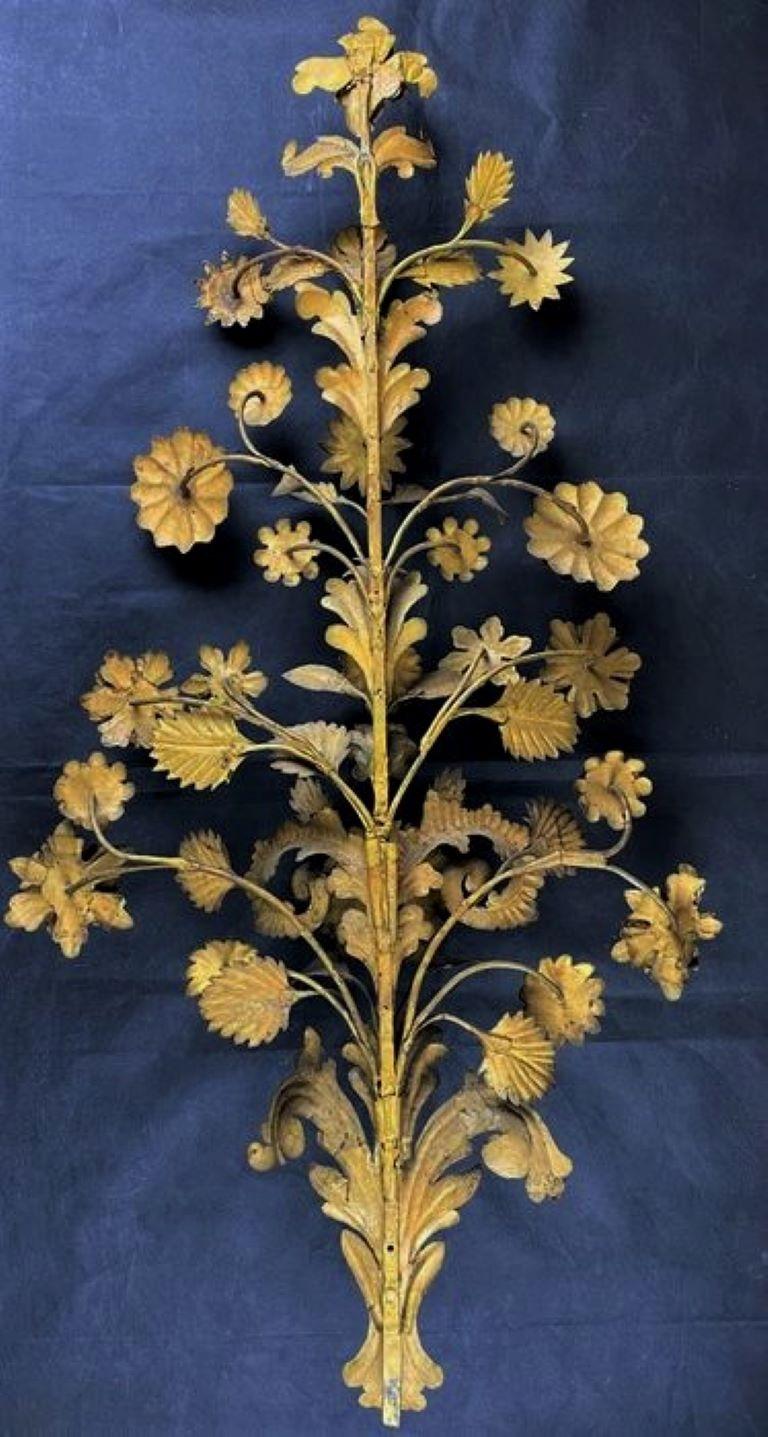 Siglo XIX Dos grandes apliques decorativos de hierro forjado veneciano dorado para iglesias en venta 8
