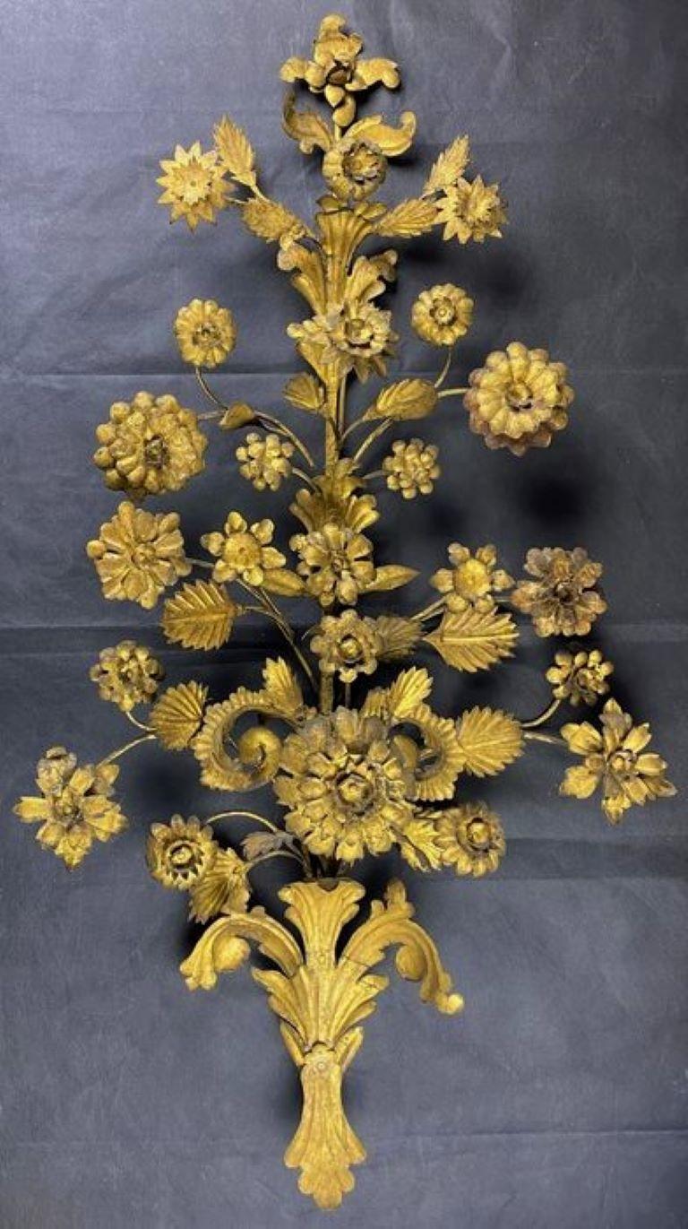 Dos extraordinarios apliques decorativos de pared, Venecia, Italia, mediados del siglo XIX. Finamente elaborada a mano con hierro forjado, dorado y una magistral atención al detalle, decorada con motivos florales. Dorado muy bien conservado con