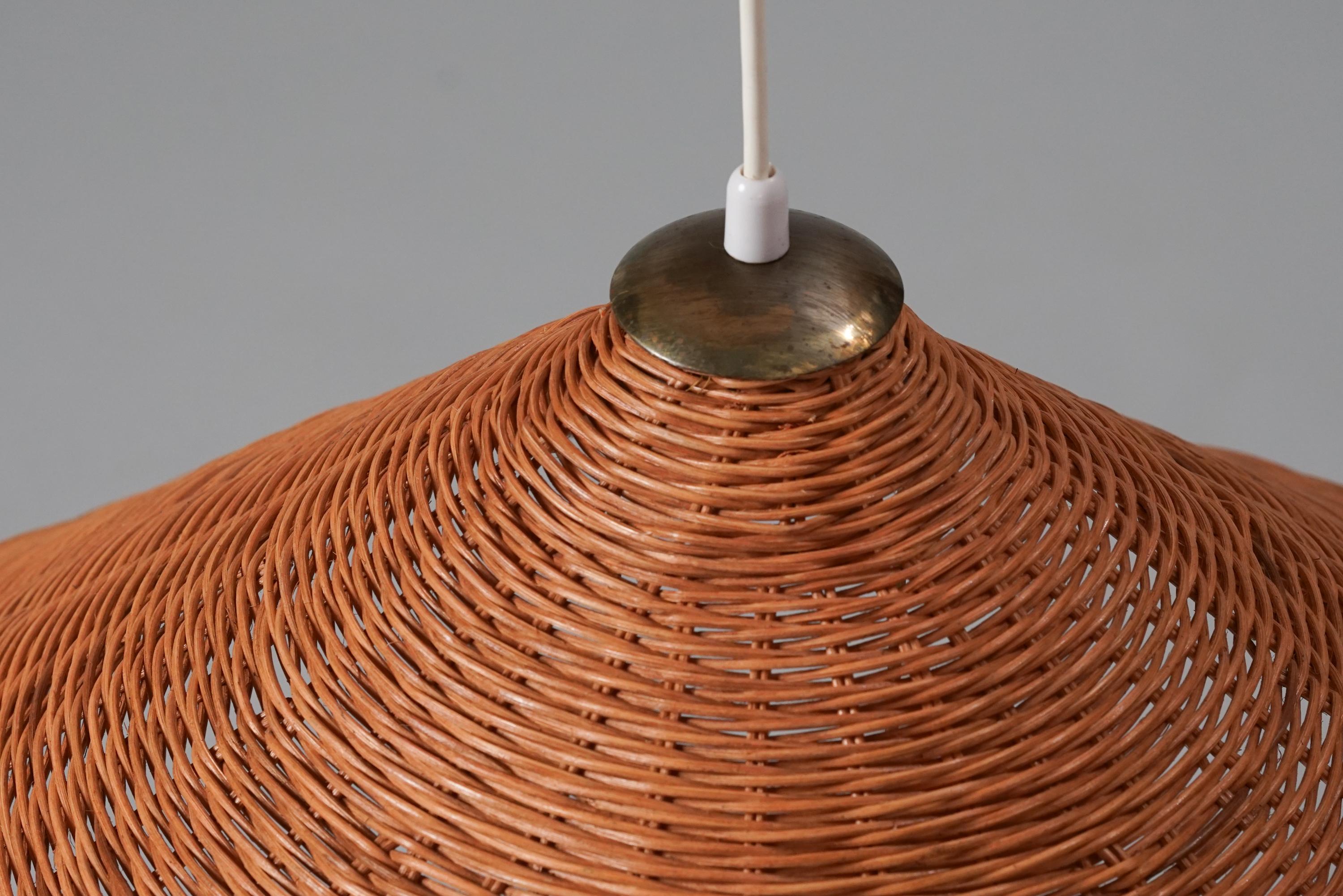 Zwei große Pendelleuchten aus Korbgeflecht von Itsu Oy, 1950er Jahre. Weide und Messing. Guter Vintage-Zustand, leichte Patina im Einklang mit Alter und Gebrauch. Die Anhänger sind separat erhältlich. Wunderschönes minimalistisches Design.