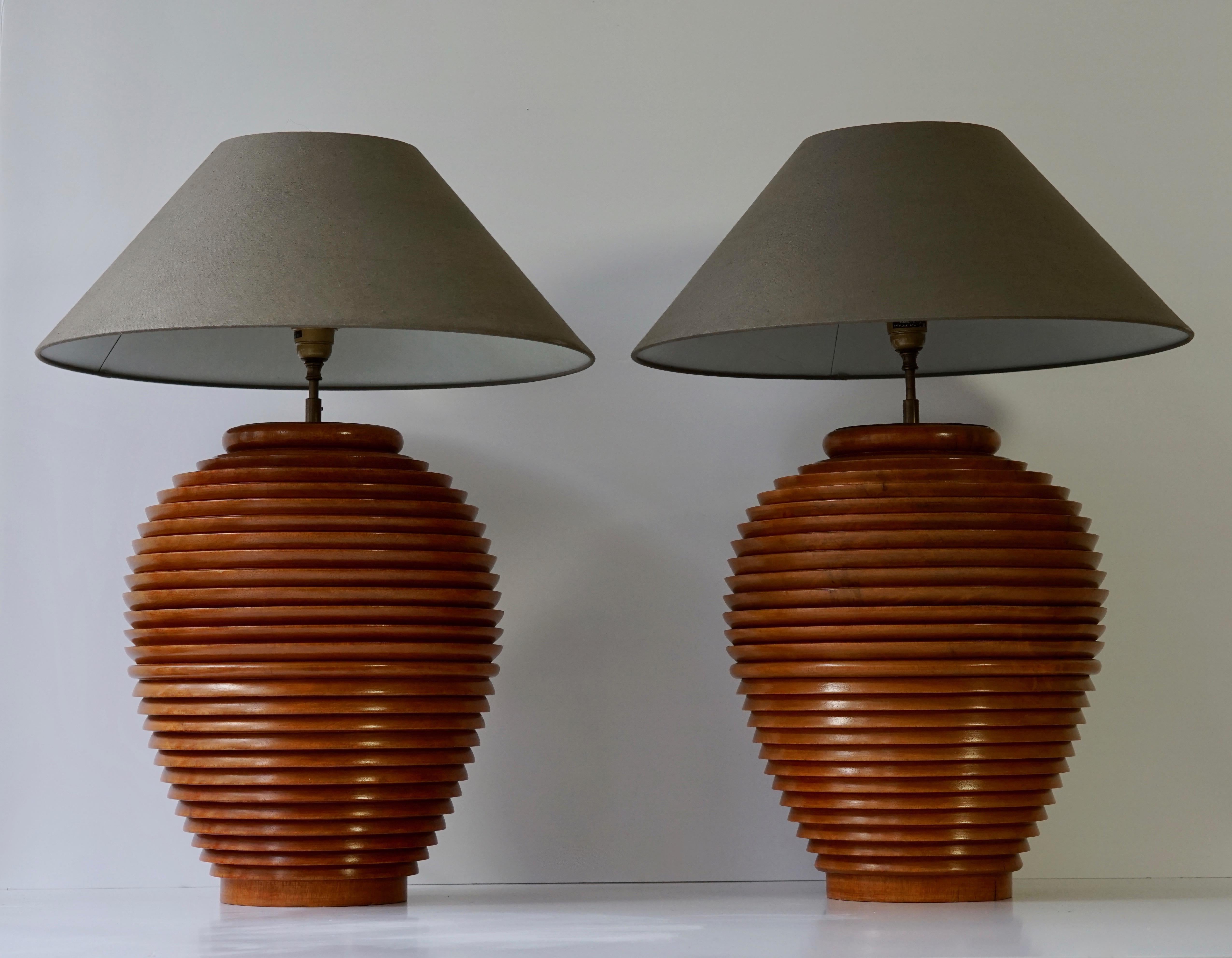 Deux magnifiques pots à provisions anciens en bois de Birmanie transformés en lampes dans les années 1970.

Mesures : 
Diamètre de la base en bois 36 cm.
Hauteur de la base sans socle 46 cm.

Les abat-jour ne sont pas inclus.