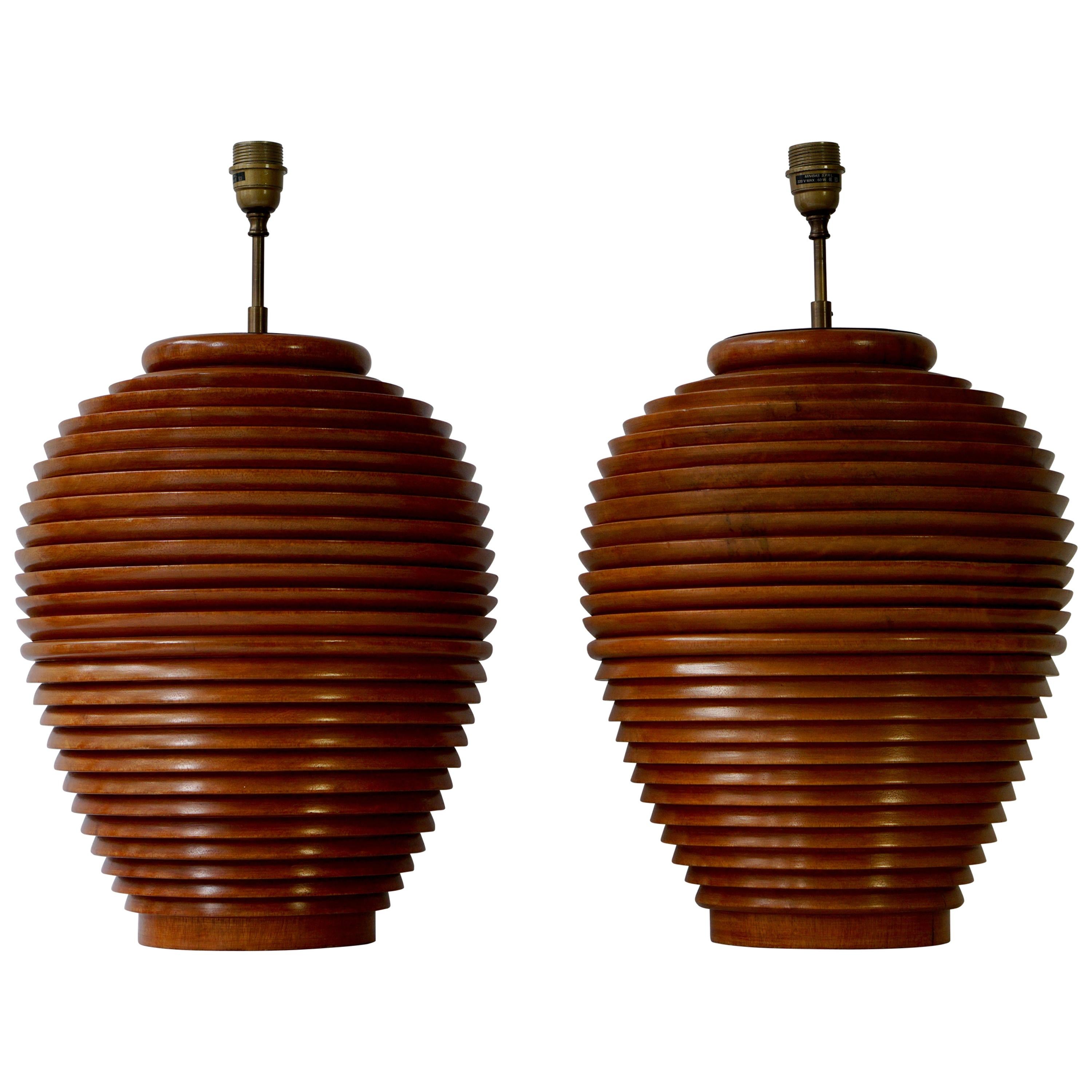 L'une des deux grandes lampes de table ou de sol en bois, Birmanie en vente