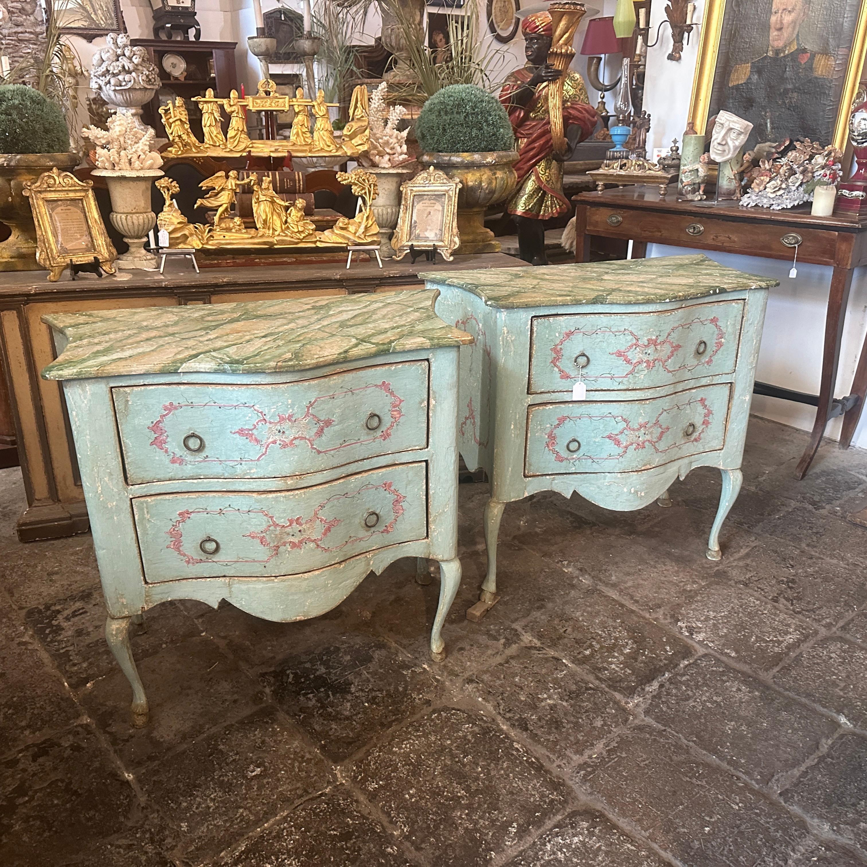 Two Late 19th Century Louis XV Style Lacquered Wood Italian Chest of Drawers In Good Condition For Sale In Catania, Sicilia