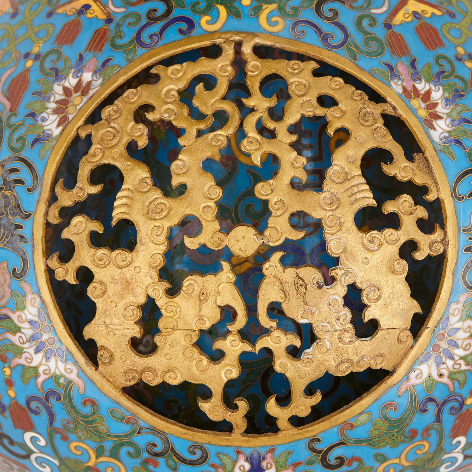 Vasen aus Cloisonné-Emaille und vergoldeter Bronze aus der späten Qing-Dynastie (Chinesischer Export) im Angebot